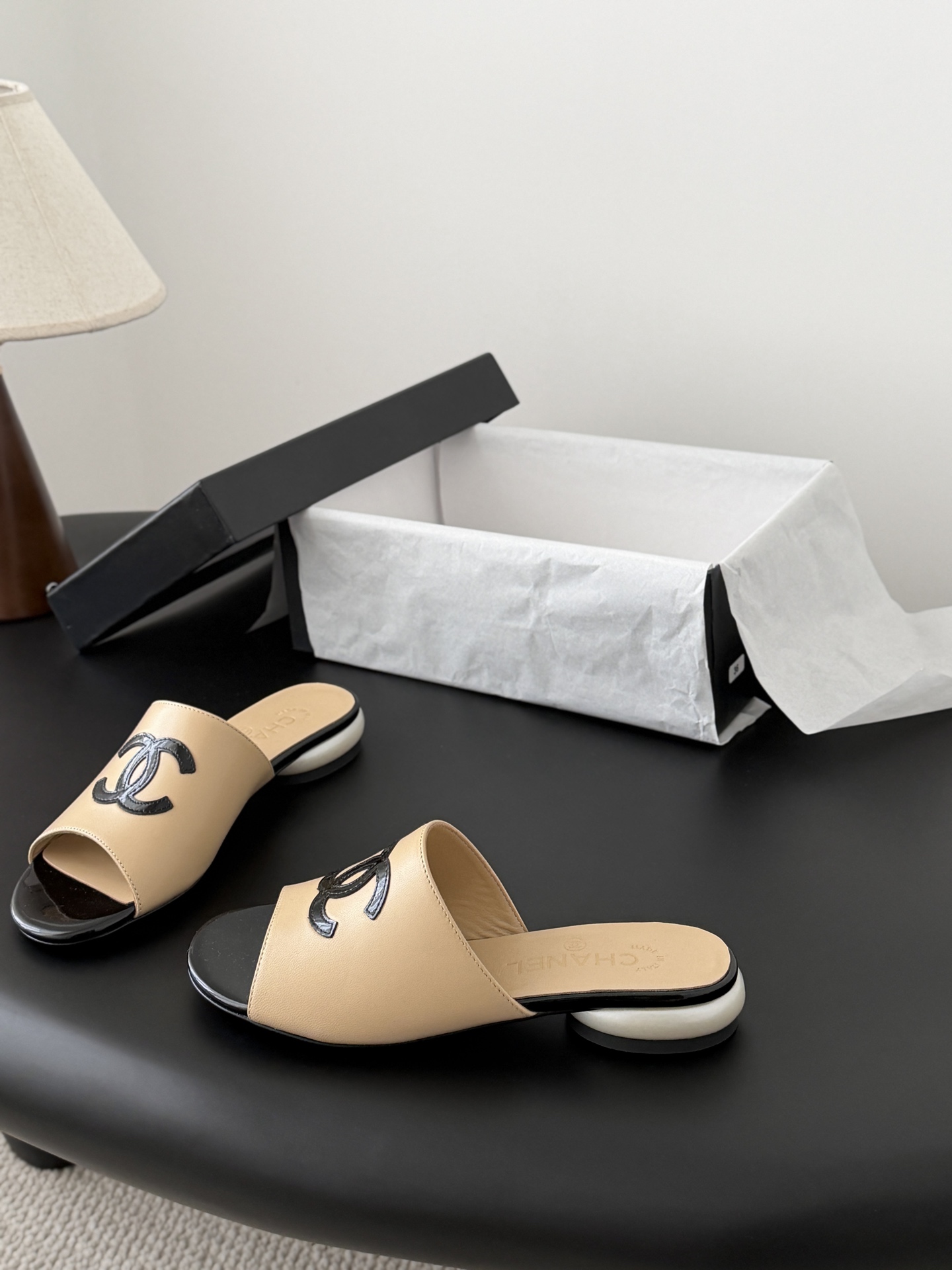 Chanel 26新款珍珠玛丽珍拖鞋皮料质感超好，上脚秀气～鞋面牛皮，内里羊皮，真皮大底！Size:35