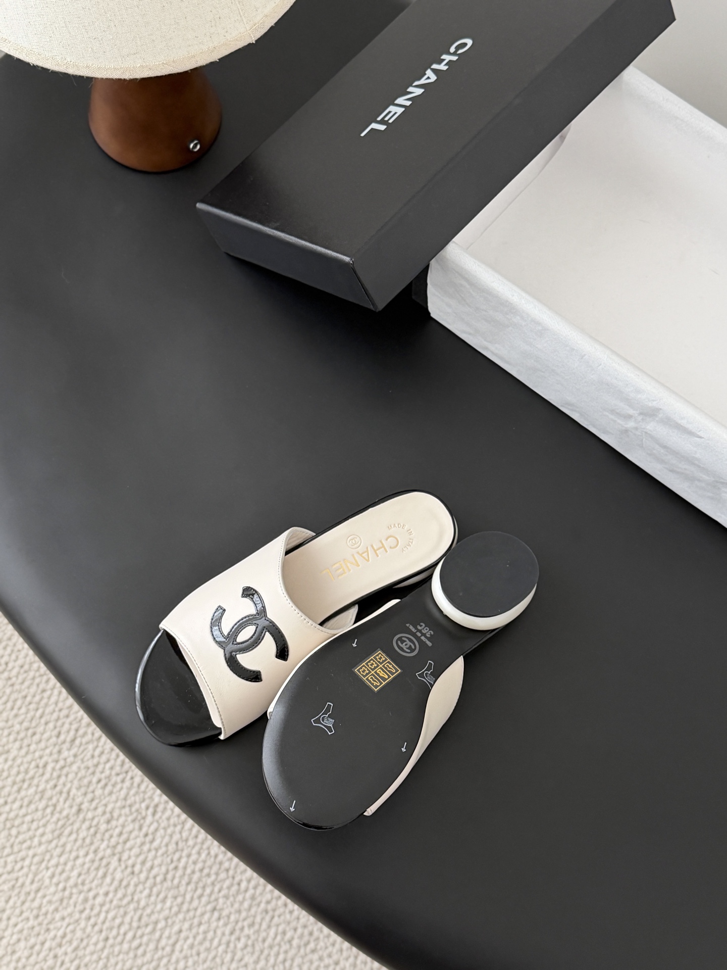 Chanel 26新款珍珠玛丽珍拖鞋皮料质感超好，上脚秀气～鞋面牛皮，内里羊皮，真皮大底！Size:35