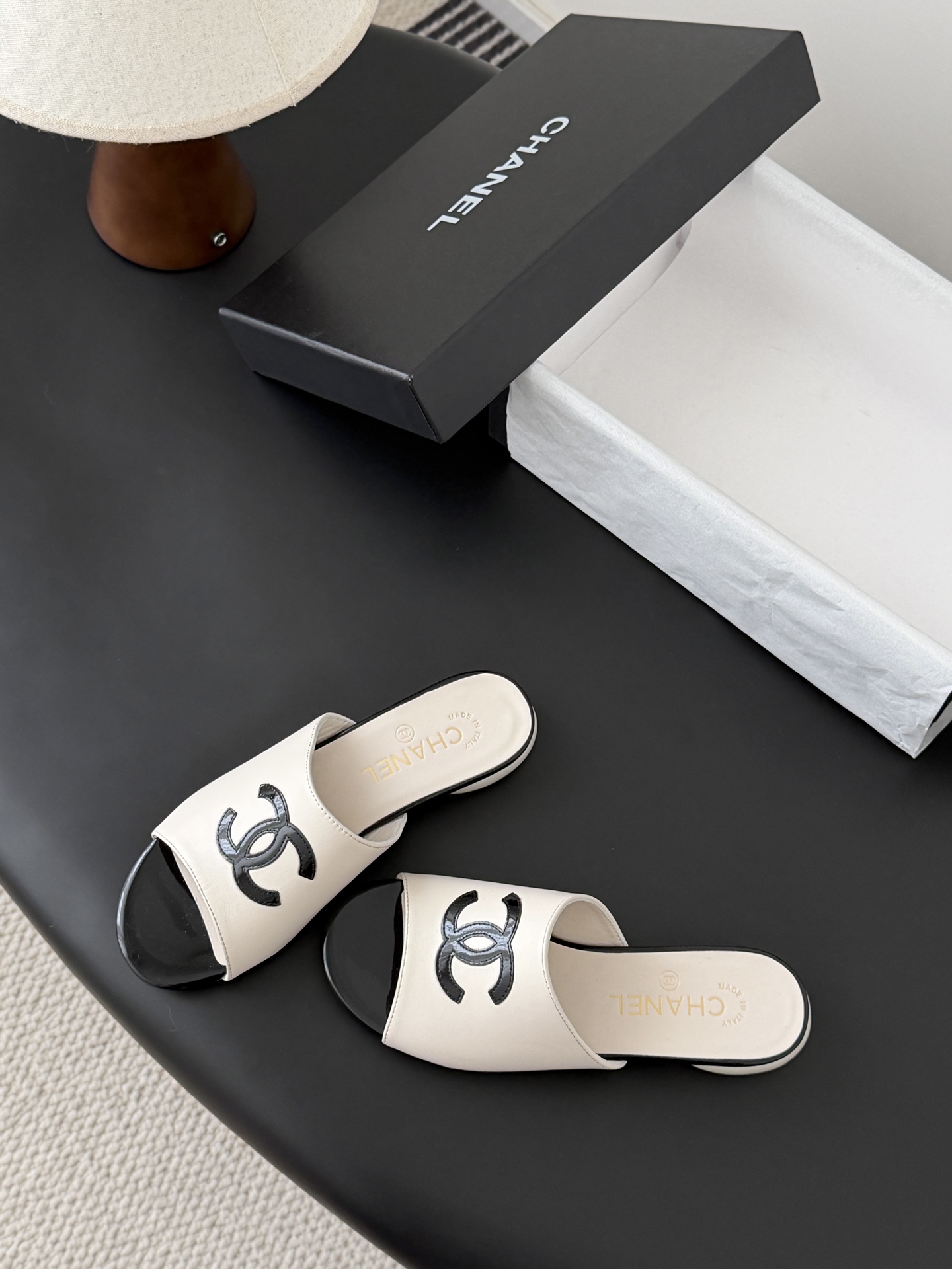 Chanel 26新款珍珠玛丽珍拖鞋皮料质感超好，上脚秀气～鞋面牛皮，内里羊皮，真皮大底！Size:35