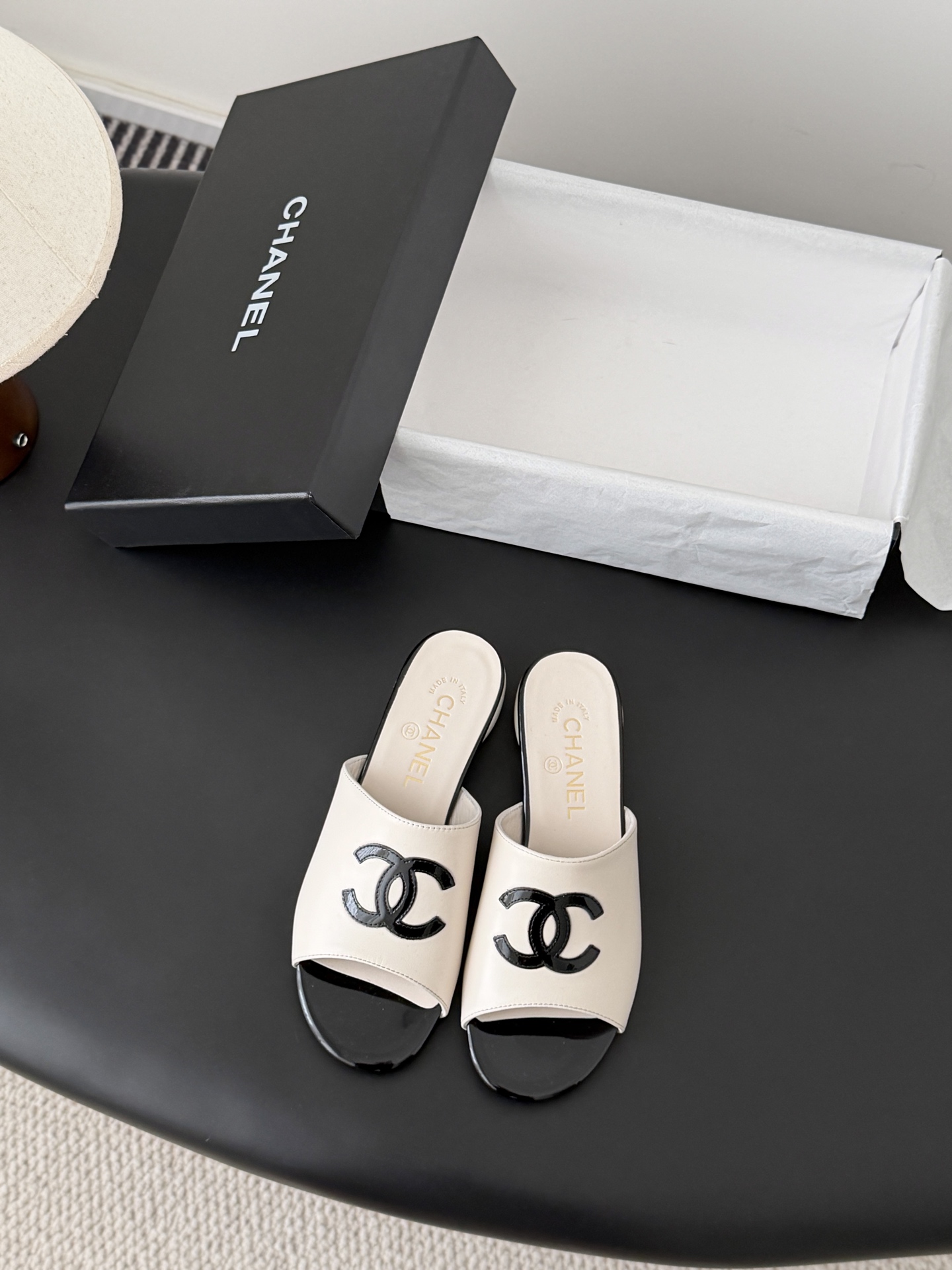 NO:721049,Chanel 26 new pearl Mary Jane slippers, the leather texture is super good, and the upper foot is delicate ~ cowhide upper, sheepskin lining, leather outsole!  Size:35-39 Other sizes are determined, slippers, chanel, mary jane, slippers, cowhide, sheepskin, Leather soles19860909Chanel 26新款珍珠玛丽珍拖鞋 皮料质感超好,上脚秀气～ 鞋面牛皮,内里羊皮,真皮大底！ Size:35-39 其它码数定,拖鞋,chanel,mary jane,slippers,cowhide,sheepskin,Leather soles,Women's Shoes
