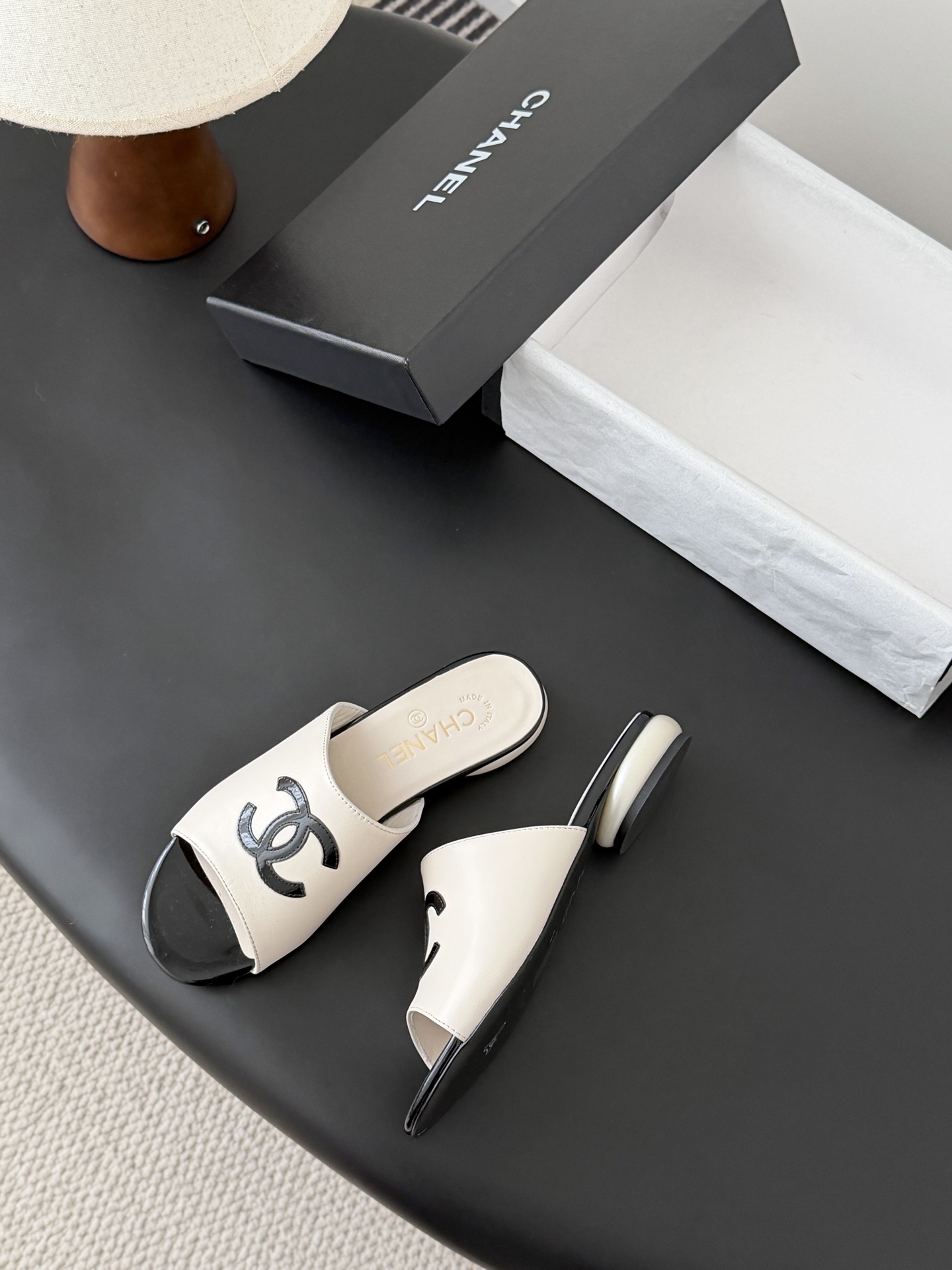 Chanel 26新款珍珠玛丽珍拖鞋皮料质感超好，上脚秀气～鞋面牛皮，内里羊皮，真皮大底！Size:35