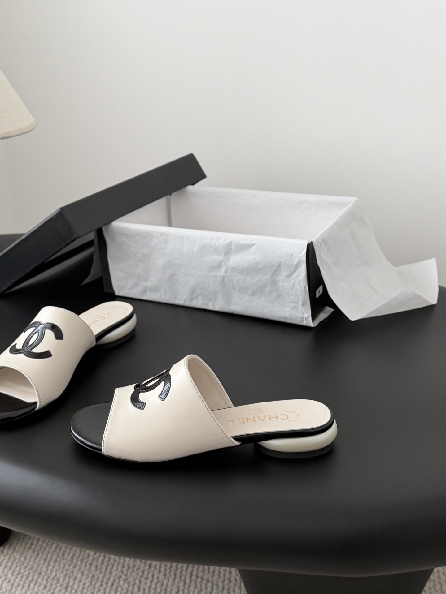 Chanel 26新款珍珠玛丽珍拖鞋皮料质感超好，上脚秀气～鞋面牛皮，内里羊皮，真皮大底！Size:35