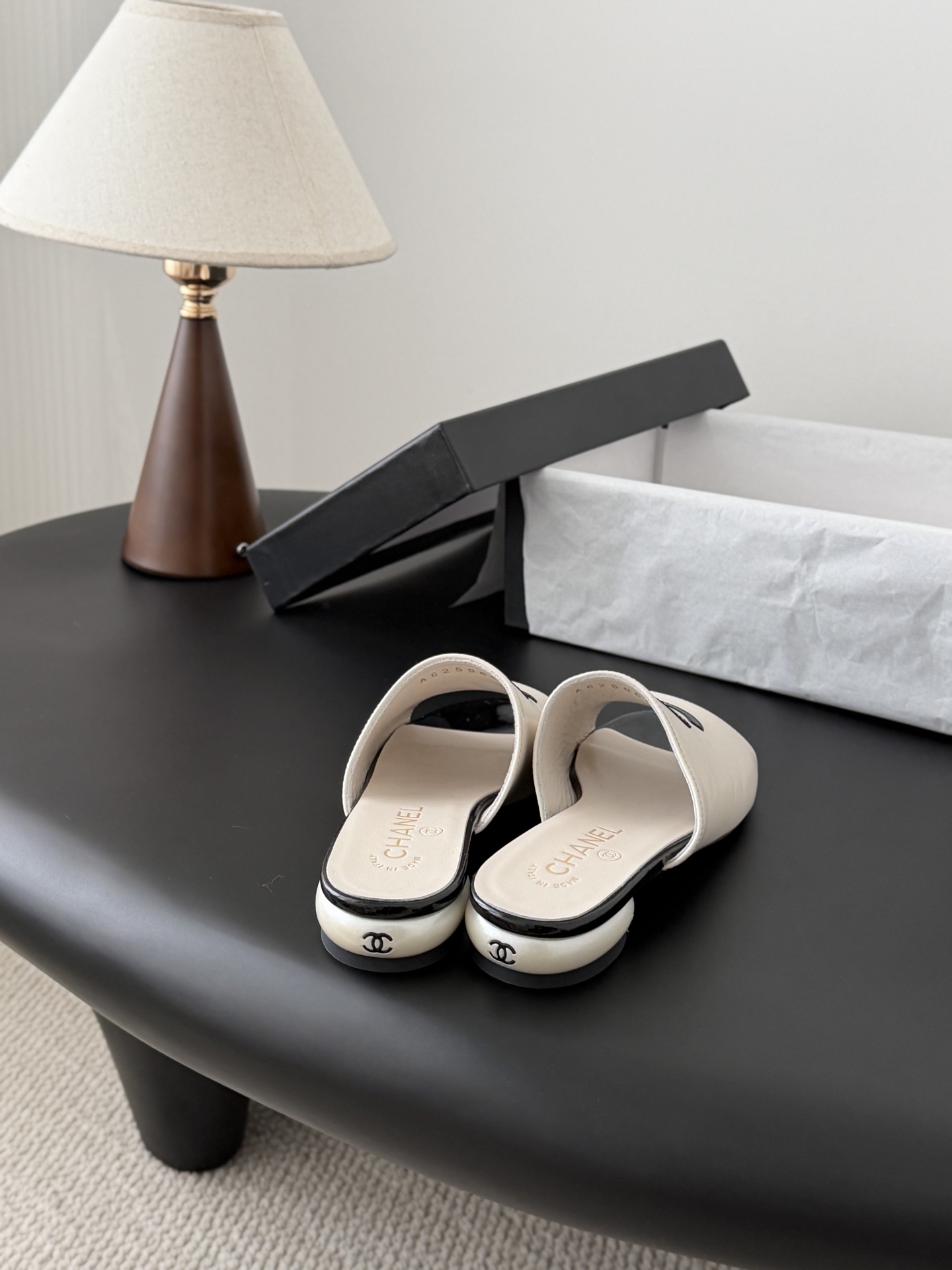 Chanel 26新款珍珠玛丽珍拖鞋皮料质感超好，上脚秀气～鞋面牛皮，内里羊皮，真皮大底！Size:35