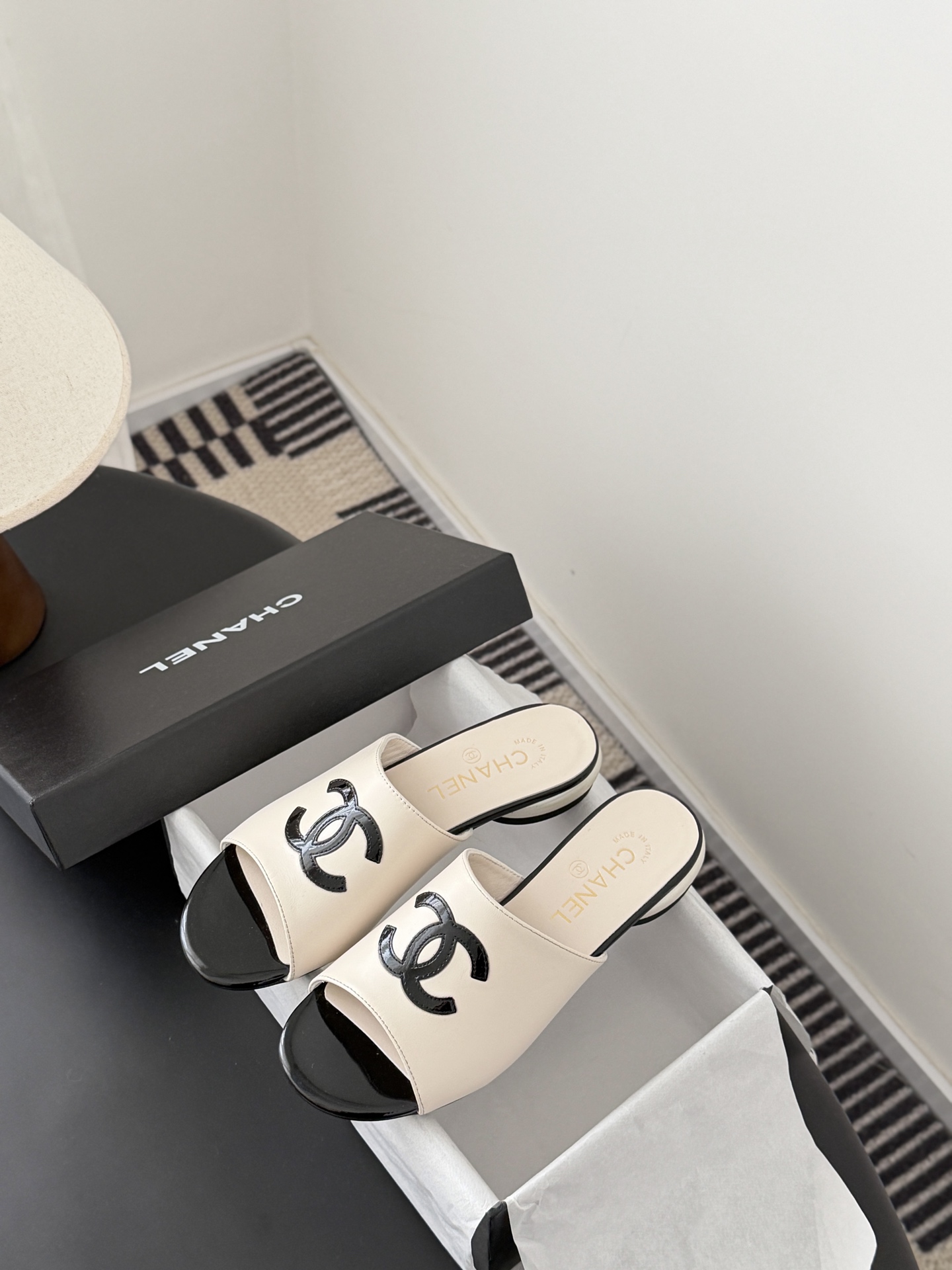 Chanel 26新款珍珠玛丽珍拖鞋皮料质感超好，上脚秀气～鞋面牛皮，内里羊皮，真皮大底！Size:35