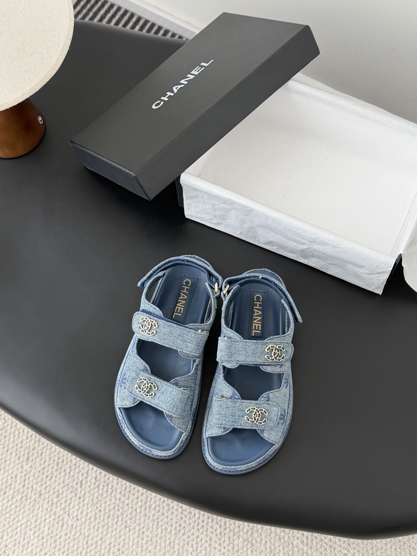 NO:721039,Genuine leather sole 30 Chanel 25 new Velcro sandal layout!  Top quality matching goods!  I have all the colors at home!  The uppers are made of imported fabrics, the foot pads are lined with sheepskin, and the original hardware buckles are all equipped with top-quality counter packaging!  Size: 35-39 (other sizes are not returnable or exchangeable), slippers and sandals, chanel, sandals, slippers, sheepskin19860909真皮底30 Chanel 25新魔术贴凉鞋版面！ 顶级对版货！ 所有的颜色我家都有！ 鞋面进口面料,垫脚内里羊皮,原版五金扣. 均配专柜顶级包装！ Size:35-39（其它码数定做不退换）,拖鞋凉鞋,chanel,sandals,slippers,sheepskin,Women's Shoes