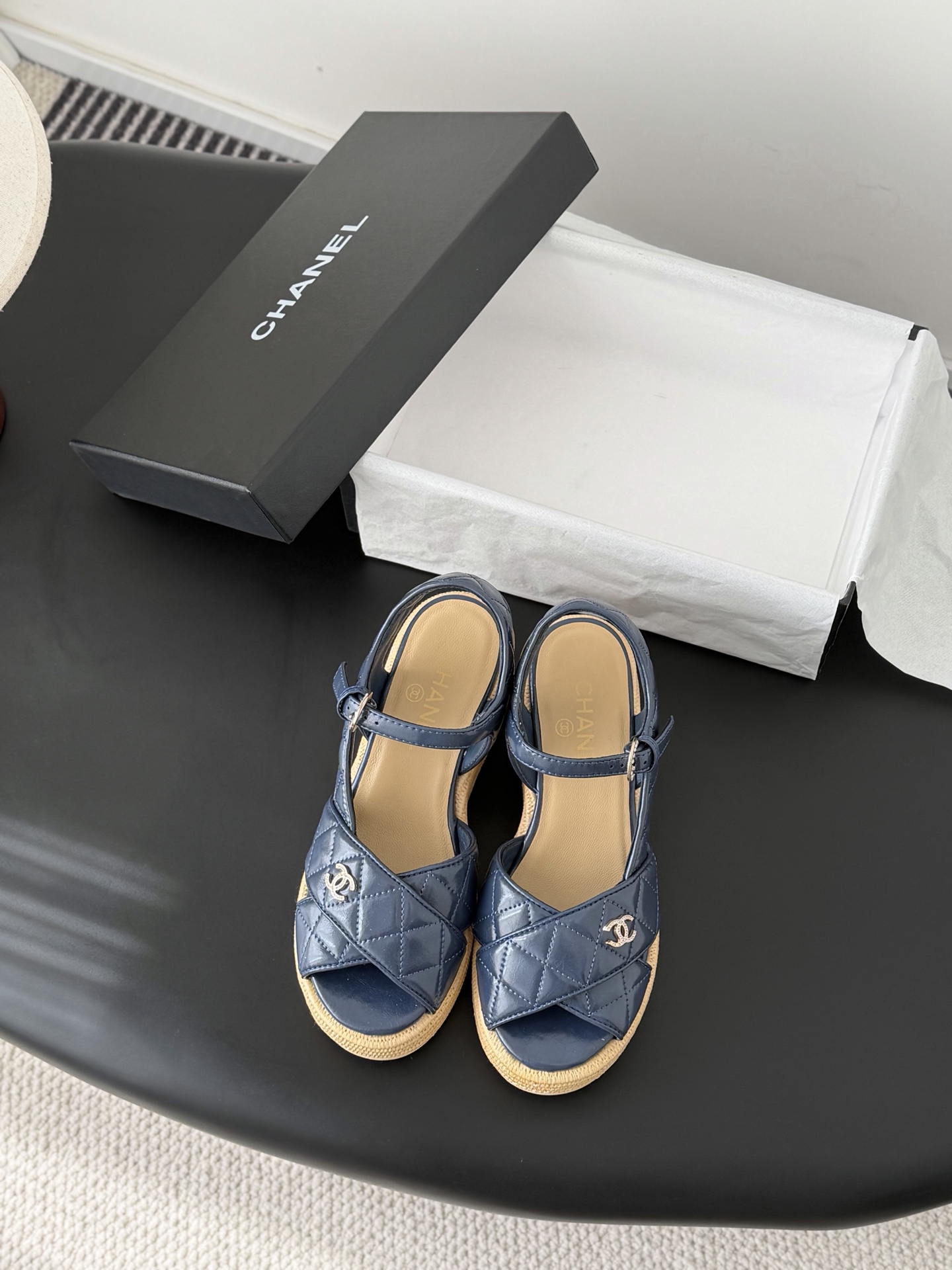 NO:721043,Chanel 26P show thick-soled platform sandals!  The upper is Yangjing, the waterproof platform is 4cm, and the heel is 12cm!  Very stable when put on!  Wear it and you will be 2.8 meters tall. Sheepskin lining and original outsole. Size: 35-39 40 customized, sandals, chanel, sandals, sheepskin, sheep19860909Chanel 26P秀款厚底防水台凉鞋！ 鞋面羊京,防水台4cm,后跟12cm！ 上脚后很稳！穿上立马两米八 内里垫脚羊皮,原版大底. Size:35-39 40定做,凉鞋,chanel,sandals,sheepskin,sheep,Women's Shoes