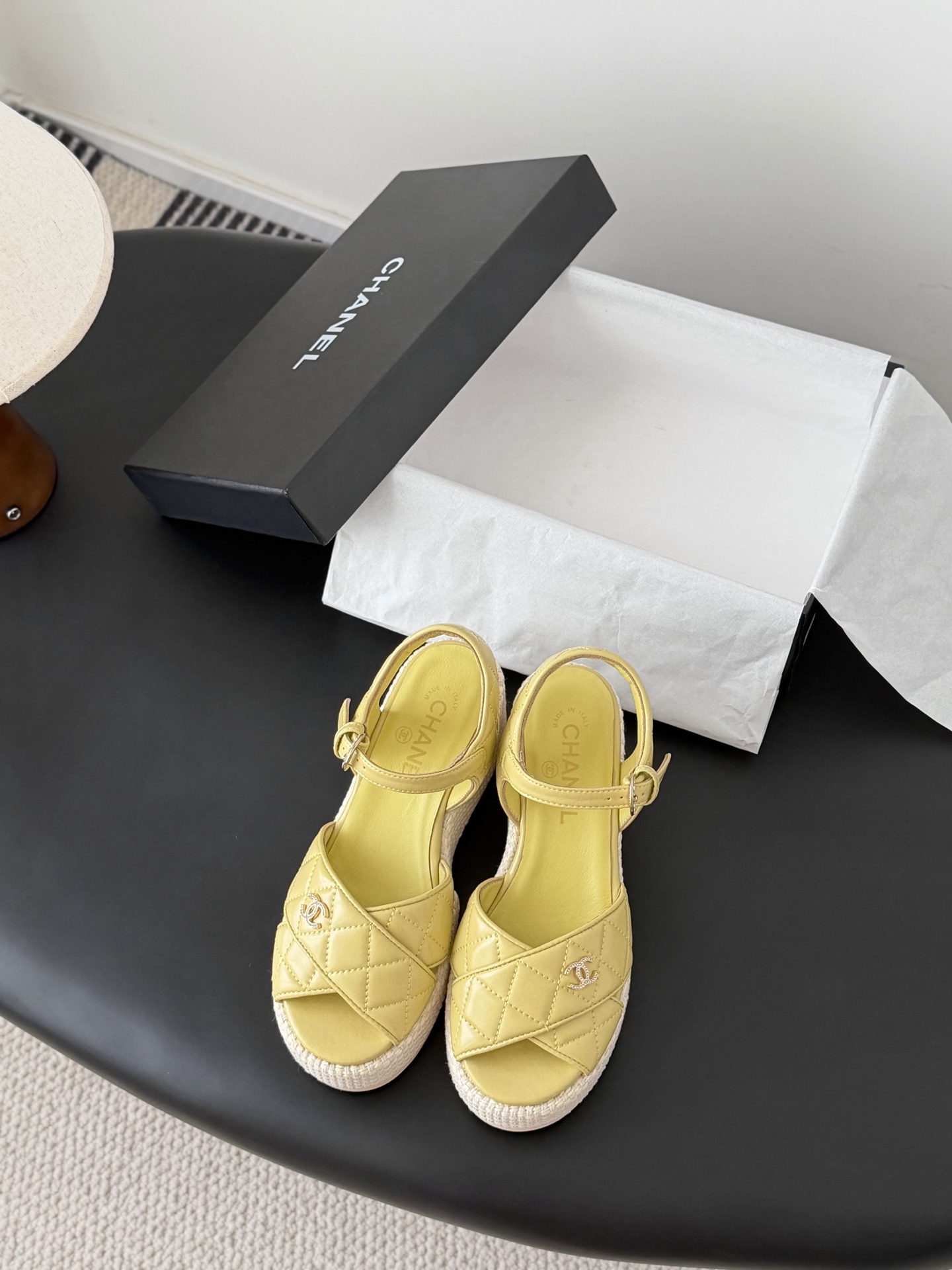 NO:724002,Chanel 26P show thick-soled platform sandals!  The upper is made of cowhide, the waterproof platform is 4cm, and the heel is 12cm!  Very stable when put on!  Wear it and you will be 2.8 meters tall. Sheepskin lining and original outsole. Size: 35-39 40 custom-made, sandals, chanel, sandals, cowhide, sheepskin19860909Chanel 26P秀款厚底防水台凉鞋！ 鞋面牛皮,防水台4cm,后跟12cm！ 上脚后很稳！穿上立马两米八 内里垫脚羊皮,原版大底. Size:35-39 40定做,凉鞋,chanel,sandals,cowhide,sheepskin,Women's Shoes