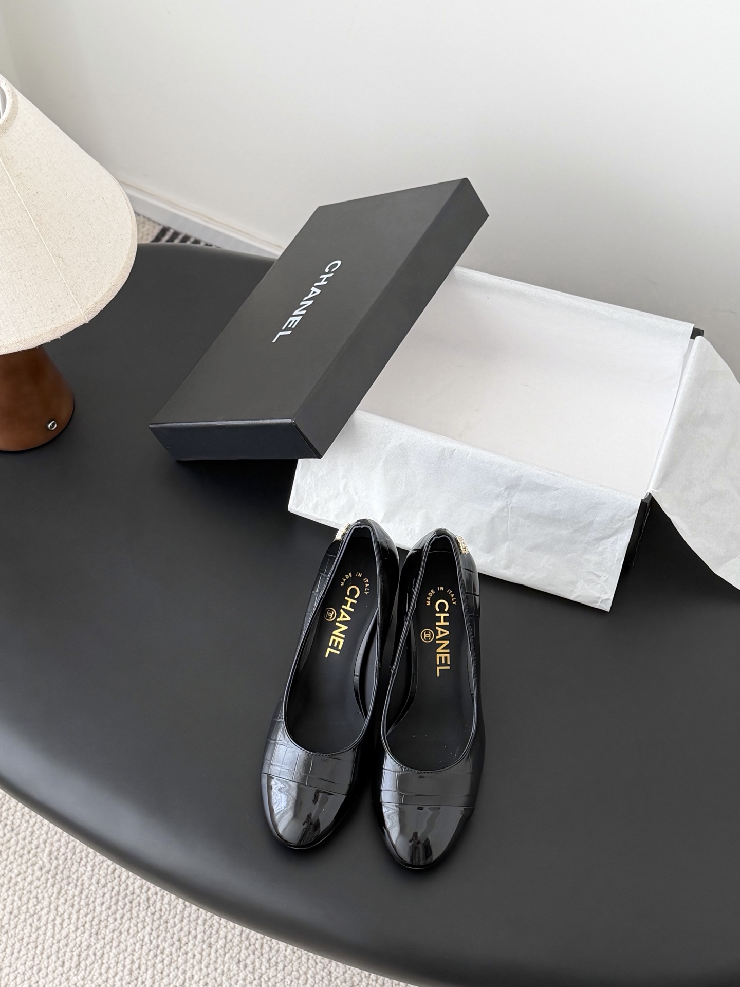 NO:820474,Chanel 26A Advanced Handicraft Workshop Series Shoes. New models are on sale first. This year's autumn and winter must-have items. Original development. Private model hardware. Genuine leather outsole. Upper cowhide. Lining sheepskin. Size: 35-39. Other sizes are determined. Single shoes, chanel, cowhide, sheepskin, Leather soles19860909Chanel 26A高级手工坊系列单鞋 新款抢先发售 今年秋冬必爆单品 原版开发 私模五金 真皮大底 鞋面牛皮 内里羊皮 Size:35-39 其他码数定,单鞋,chanel,cowhide,sheepskin,Leather soles,Women's Shoes