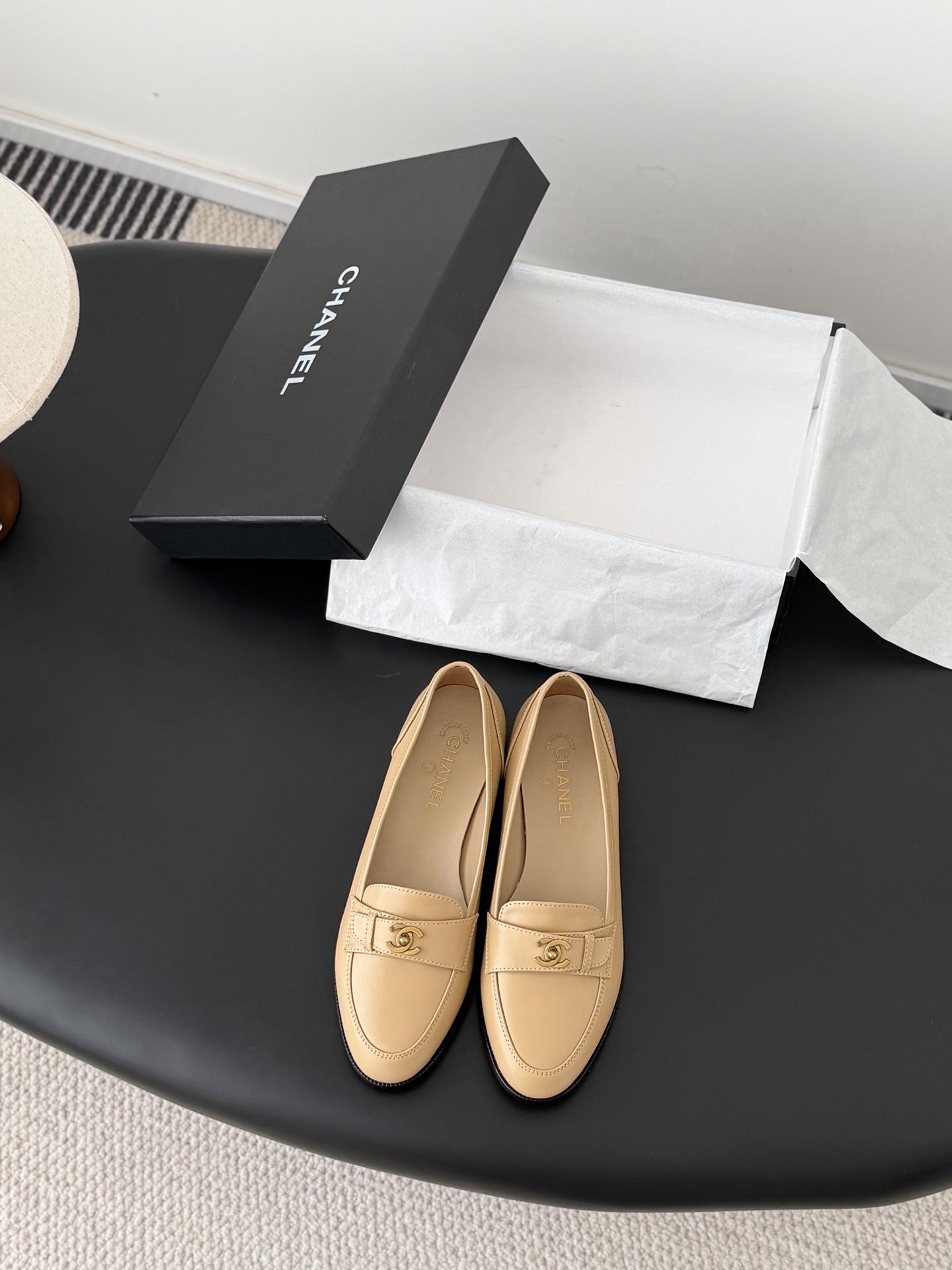 NO:747134,Chanel's new double C buckle loafers. The return of the double C buckle design. Special Vintage. Full of retro flavor. Loafers have also grown to the aesthetic point. Sheepskin lining. Original outsole. Size: 35-39. Other sizes are customized and cannot be returned. Loafers, chanel, loafers, sheepskin19860909Chanel新款双C扣乐福鞋 回归的双C扣设计 特别Vintage 复古味十足 乐福鞋也长到了审美上 内里羊皮 原版大底 Size:35-39 其他码数定做不退换,乐福鞋,chanel,loafers,sheepskin,Women's Shoes