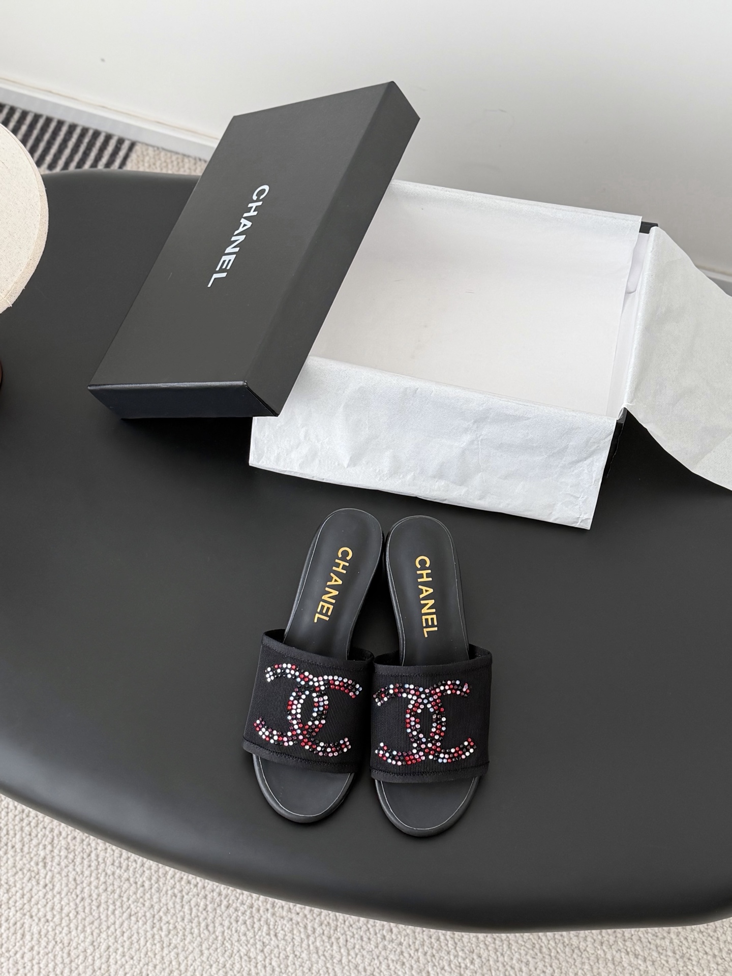 NO:747131,Chanel 26C new mesh slippers, slip-on series, sheepskin lining, original outsole Size: 35-39, other sizes can be customized, non-returnable, slippers, chanel, slippers, sheepskin19860909Chanel 26C新款网纱拖鞋 一脚蹬系列 内里羊皮 原版大底 Size:35-39 其他码数定制不退换,拖鞋,chanel,slippers,sheepskin,Women's Shoes