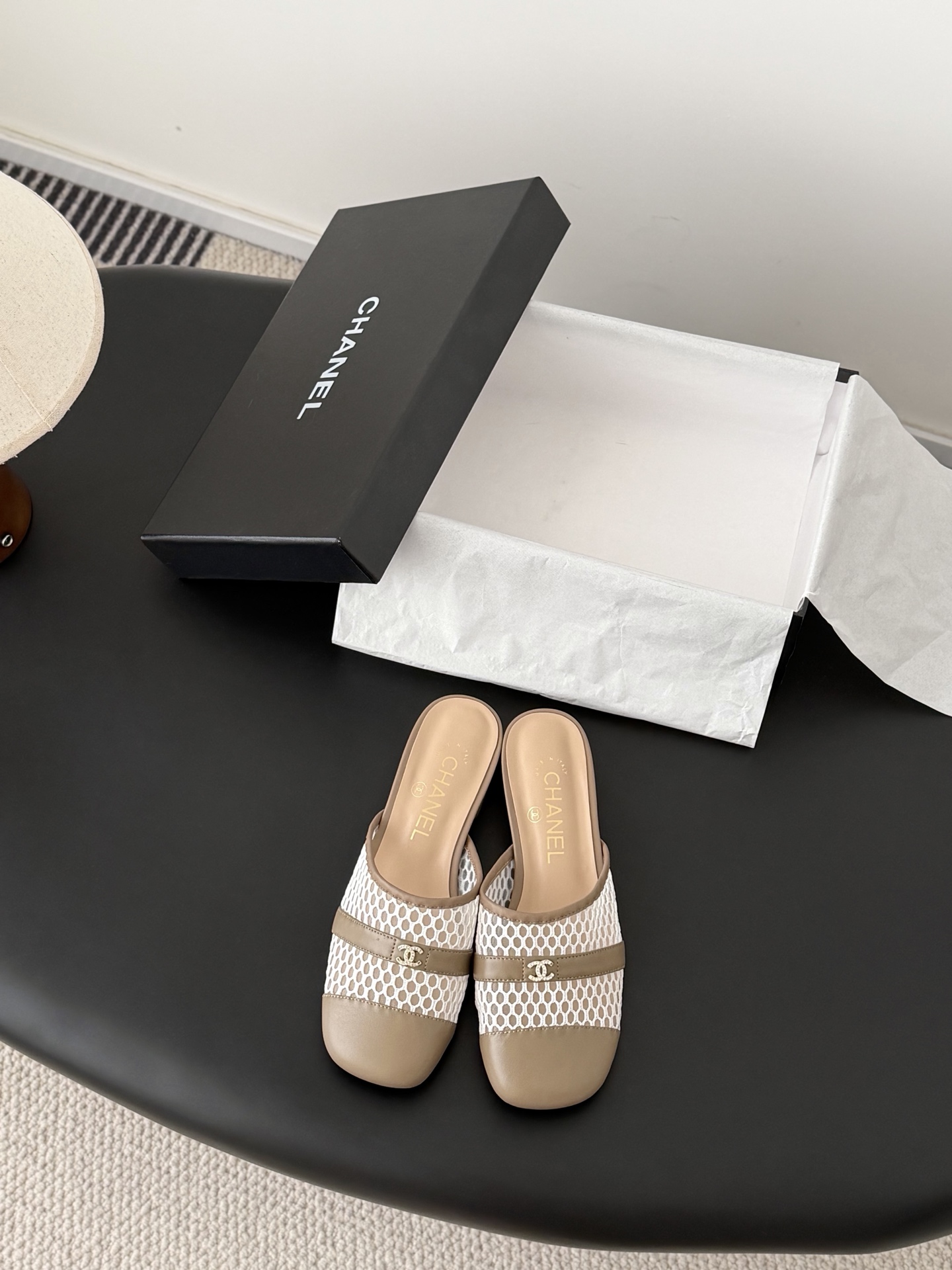 NO:747704,Chanel 26 new pearl Mary Jane shoes, the leather texture is super good, and the upper foot is delicate~ Mesh upper, sheepskin lining, leather outsole!  Size:35-39 Other sizes are fixed, half drag, chanel, mary jane, sheepskin, Leather soles19860909Chanel 26新款珍珠玛丽珍单鞋 皮料质感超好,上脚秀气～ 鞋面网纱,内里羊皮,真皮大底！ Size:35-39 其它码数定,半拖,chanel,mary jane,sheepskin,Leather soles,Women's Shoes