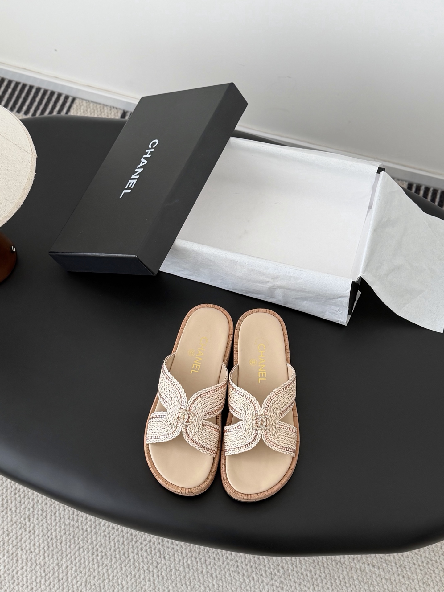 NO:749080,Chanel 26ss resort-style woven slippers have the usual elegant and ladylike temperament of Grandma Xiang’s family and are full of high-end sense!  Very nice on the feet ~ very versatile!  Incomparably beautiful!  Specially crafted sheepskin lining, original outsole Size 35-39 (other size customization is not returnable), slippers, chanel, slippers, sheepskin19860909Chanel 26ss度假风编织拖鞋 香奶奶家一贯的优雅名媛气质 高级感十足！上脚非常nice～ 非常百搭！无敌美！特别仙 内里垫脚羊皮 原版大底 Size35-39（其他码数定制不退换）,拖鞋,chanel,slippers,sheepskin,Women's Shoes