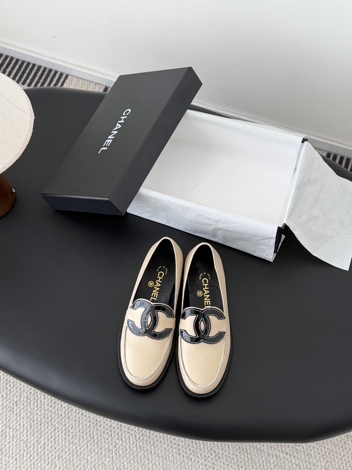 NO:749076,Chanel's new double C buckle loafers. The return of the double C buckle design. Special Vintage. Full of retro flavor. Loafers have also grown to the aesthetic point. Sheepskin lining. Original outsole. Size: 35-39. Other sizes are customized and cannot be returned. Loafers, chanel, loafers, sheepskin19860909Chanel新款双C扣乐福鞋 回归的双C扣设计 特别Vintage 复古味十足 乐福鞋也长到了审美上 内里羊皮 原版大底 Size:35-39 其他码数定做不退换,乐福鞋,chanel,loafers,sheepskin,Women's Shoes