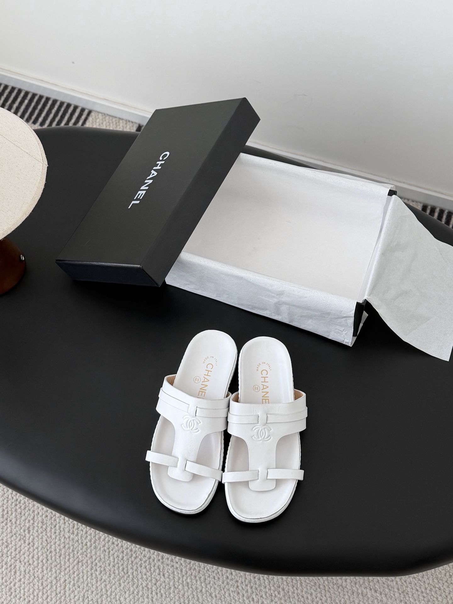 NO:749072,Chanel26 new early spring sandals. Small fragrant slippers that exude lasting charm. Recommended by many celebrities. Simple and easy to match. Original real outsole. Size: 35-39 (other sizes are not returned or exchanged), split-toe shoes, chanel, slippers19860909Chanel26早春新款凉拖 散发持久魅力的小香拖鞋 众多明星纷纷推荐 简单好搭配 原版真大底 Size:35-39（其他码数定制不退换）,分趾鞋,chanel,slippers,Women's Shoes