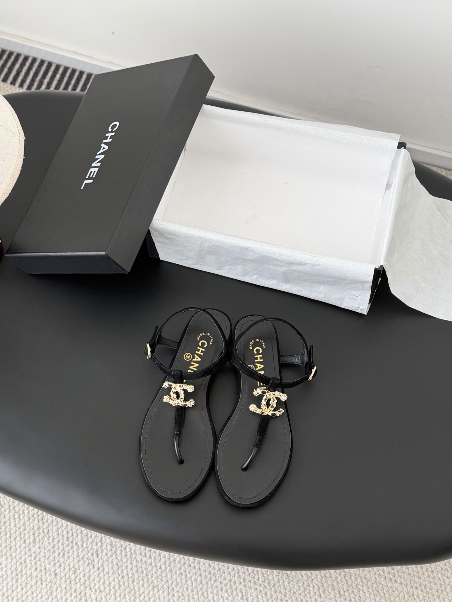 NO:757895,High version of Chanel's classic strappy sandals, a popular style every spring and summer, with new colors constantly added. Lambskin imported from Italy, original hardware buckles, sheepskin feet, and leather outsole!  Size:35-39 34.40.41 custom, split-toe shoes, chanel, sandals, sheepskin19860909高版本Chanel 经典一字带凉鞋 每年春夏的爆款,不断增加新色.意大利进口小羊皮,原版五金扣,羊皮垫脚,皮革大底！ Size:35-39 34.40.41定,分趾鞋,chanel,sandals,sheepskin,Women's Shoes