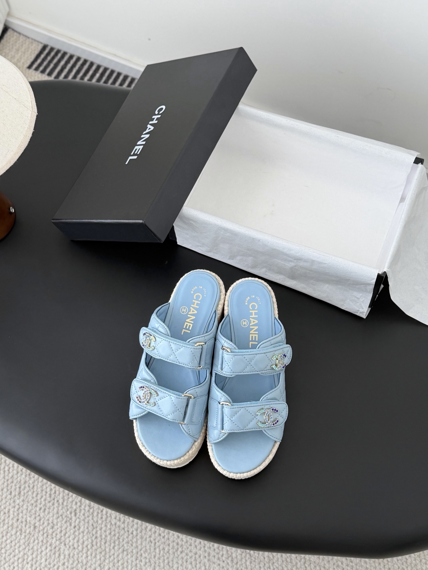 NO:820466,Chanel 26P show thick-soled platform sandals!  The upper is Yangjing, the waterproof platform is 4cm, and the heel is 12cm!  Very stable when put on!  Wear it and you will be 2.8 meters tall. Sheepskin lining and original outsole. Size: 35-39 40 custom-made, slippers, chanel, sandals, slippers, sheepskin, sheep.19860909Chanel 26P秀款厚底防水台凉鞋！ 鞋面羊京,防水台4cm,后跟12cm！ 上脚后很稳！穿上立马两米八 内里垫脚羊皮,原版大底. Size:35-39 40定做,拖鞋,chanel,sandals,slippers,sheepskin,sheep,Women's Shoes