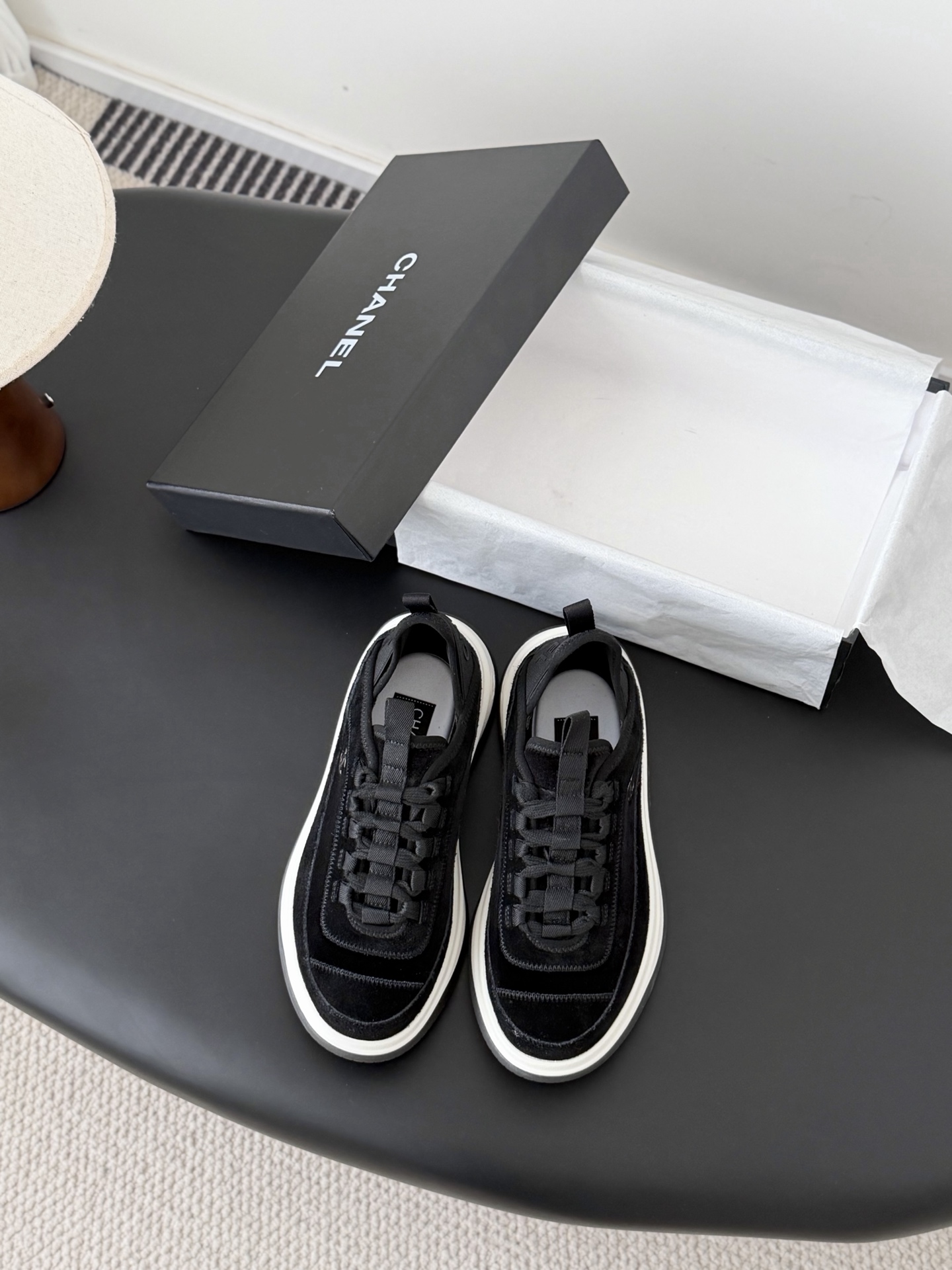 NO:757881,Chanel 26c early spring new silver horn king, versatile white shoes, you can't go wrong with the styles. The contrasting colors are full of vitality. The logo embossed on the side is very delicate on the feet. Original customized material for the upper. Original outsole Size: 35-40, casual shoes/sports shoes, chanel, alexander wang, sneakers19860909Chanel 26c早春新款银角大王 百搭小白鞋 款式搭配不会出错 撞色搭配活力满满啊 侧面压印logo 上脚很秀气 鞋面原版定制材料 原版大底 Size:35-40,休闲鞋/运动鞋,chanel,alexander wang,sneakers,Women's Shoes