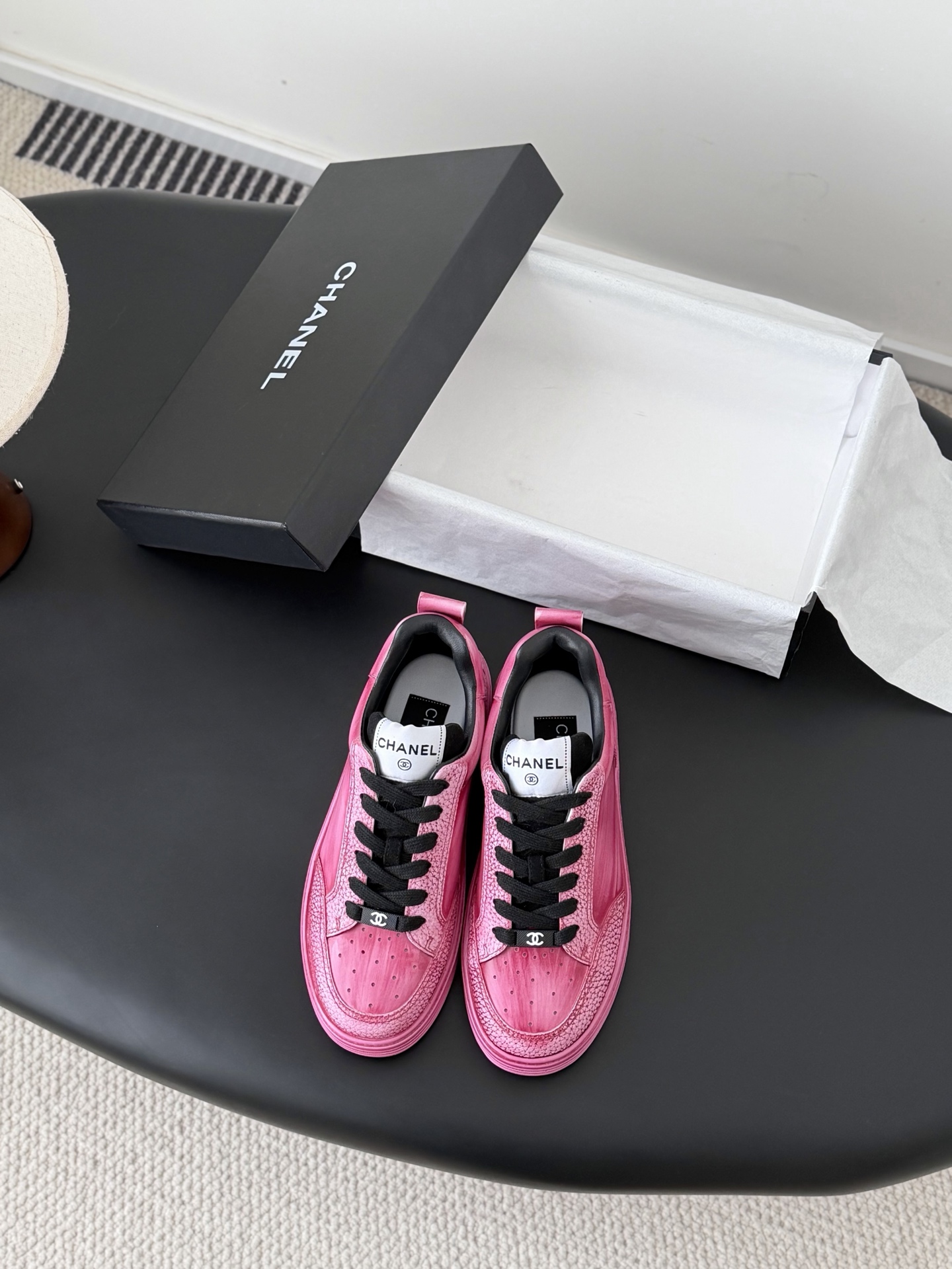 NO:757888,Chanel 26 new panda color-blocked casual shoes. This versatile sneaker looks ordinary and is actually easy to match when put on. It is so cool. The heel is a three-dimensional logo. It is full of details. This casual shoe is very light and super comfortable on the feet. The comfort level is perfect. Size35-40, casual shoes/sports shoes, chanel, sneakers19860909Chanel 26新款熊猫拼色休闲鞋 这款百搭的板鞋 看似平平无奇 上脚后属实好搭 酷毙了 后跟拼起来是立体的logo 细节满满  这款休闲鞋很轻便 上脚超舒服的 舒适度没得说 直接满分 Size35-40,休闲鞋/运动鞋,chanel,sneakers,Women's Shoes