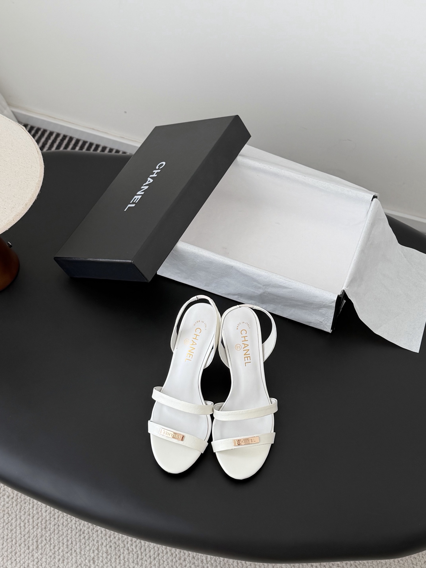 NO:757874,Chanel 26 early spring catwalk sandals worn by many celebrities and Internet celebrities, a versatile series popularized by domestic and foreign bloggers, a must-have for spring and summer wardrobes. Cowhide fabric + sheepskin lining + genuine leather outsole. Heel height is about 7.5cm. Size 35-41 (40.41 customization is non-returnable), high heels and sandals, chanel, sandals, high heels, cowhide, sheepskin, Leather soles19860909Chanel 26早春走秀款凉鞋 众多明星网红上脚,国内外博主刷爆的一个百搭系列,春夏衣橱搭配必备 牛皮面料+羊皮内里+真皮大底 跟高7.5cm左右 码数 35-41(40.41定制不退换）,高跟鞋凉鞋,chanel,sandals,high heels,cowhide,sheepskin,Leather soles,Women's Shoes