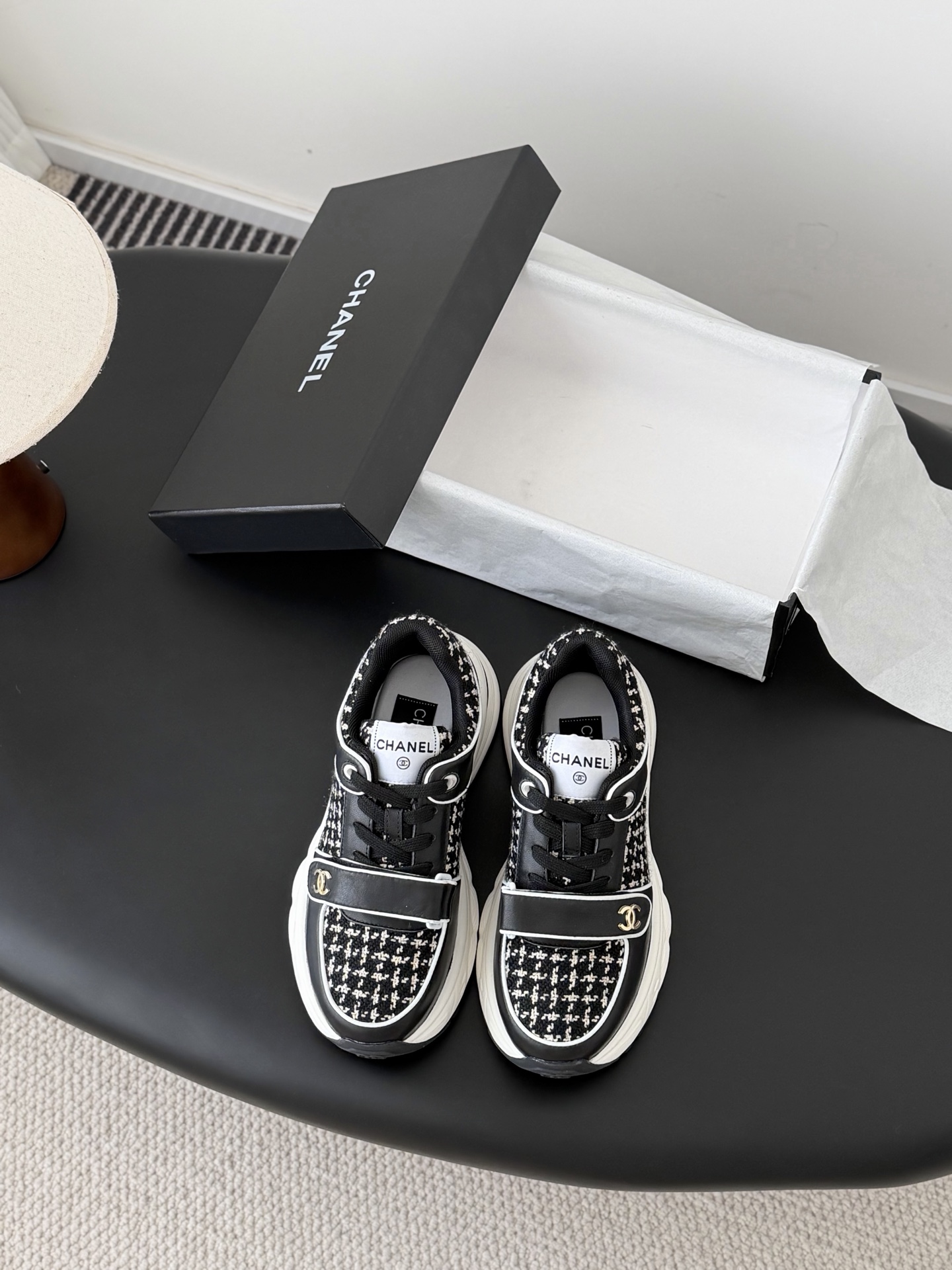 NO:757867,Chanel 26c early spring new silver horn king, versatile white shoes, you can't go wrong with the styles. The contrasting colors are full of vitality. The logo embossed on the side is very delicate on the feet. Original customized material for the upper. Original outsole Size: 35-40, casual shoes/sports shoes, chanel, alexander wang, sneakers19860909Chanel 26c早春新款银角大王 百搭小白鞋 款式搭配不会出错 撞色搭配活力满满啊 侧面压印logo 上脚很秀气 鞋面原版定制材料 原版大底 Size:35-40,休闲鞋/运动鞋,chanel,alexander wang,sneakers,Women's Shoes