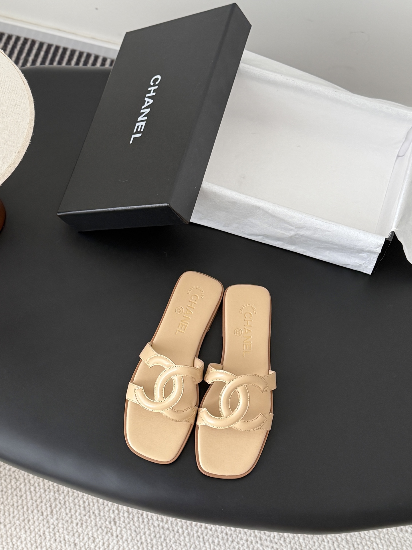 NO:758868,Chanel 26P new double C flip-flops. This series is really amazing. How come they are so beautiful!  Summer is really an invincible combination that can be salty or sweet~ Upper cowhide/suede, lining lambskin, genuine leather outsole, size 35-39 (customized 40/41), slippers, chanel, slippers, cowhide, sheepskin, chamois leather, Leather soles19860909Chanel 26P新品双C人字拖鞋 这一系列这真的是绝了 怎么会这么美！ 夏天真的是无敌搭配可盐可甜～ 鞋面牛皮/麂皮 内里是小羊皮 真皮大底 码数35-39（40/41定制）,拖鞋,chanel,slippers,cowhide,sheepskin,chamois leather,Leather soles,Women's Shoes