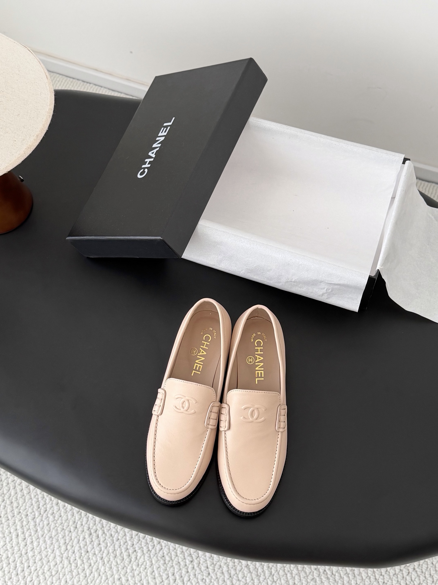 NO:787284,Chanel's new double C buckle loafers. The return of the double C buckle design. Special Vintage. Full of retro flavor. Loafers have also grown to the aesthetic point. Sheepskin lining. Original outsole. Size: 35-39. Other sizes are customized and cannot be returned. Loafers, chanel, loafers, sheepskin19860909Chanel新款双C扣乐福鞋 回归的双C扣设计 特别Vintage 复古味十足 乐福鞋也长到了审美上 内里羊皮 原版大底 Size:35-39 其他码数定做不退换,乐福鞋,chanel,loafers,sheepskin,Women's Shoes