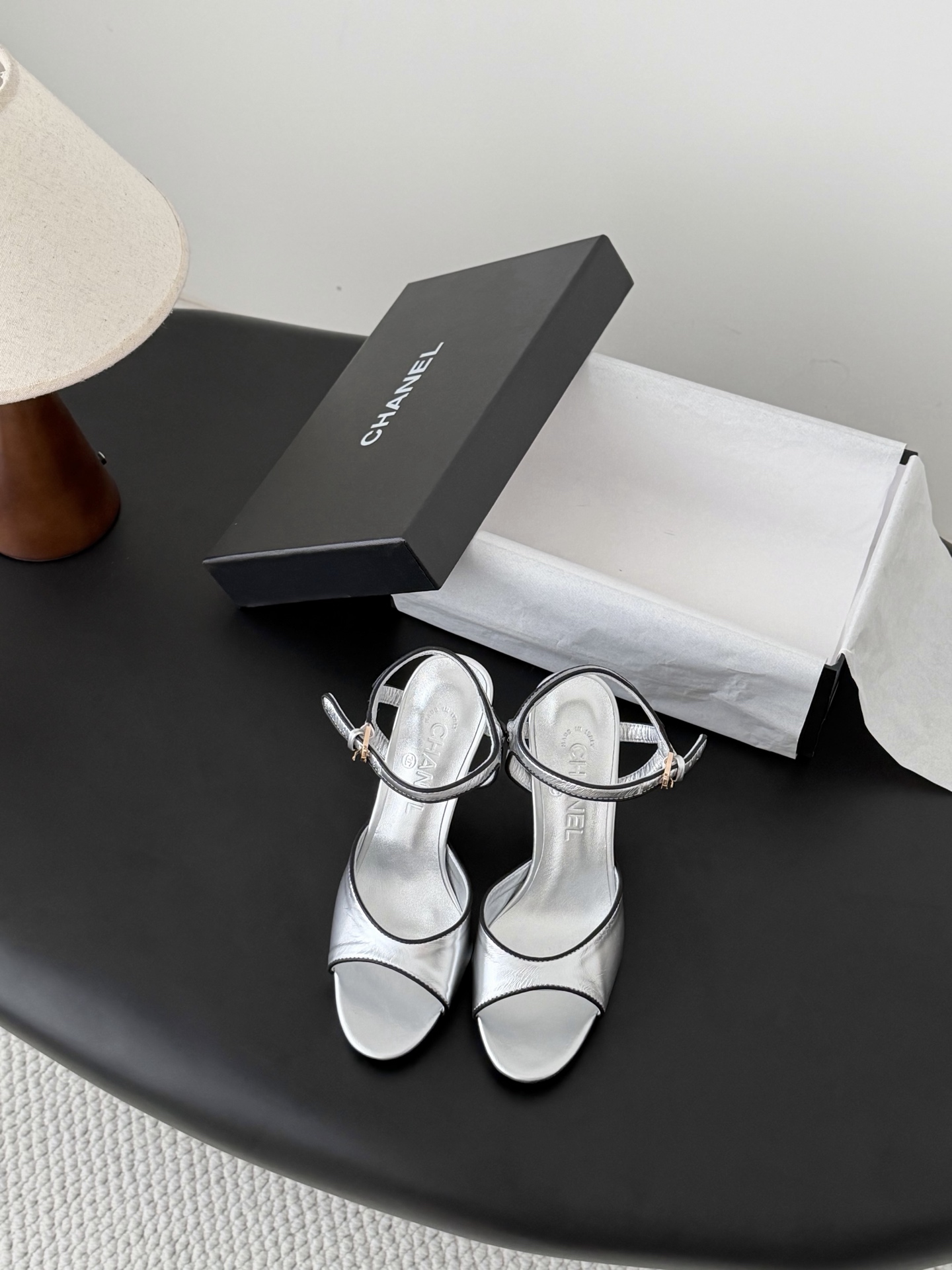 NO:787272,Chanel's new early spring Mary Jane high-heeled shoes. The rounded last is not picky about the shape of the foot. Wide and fat feet can also look slim when worn. Sheepskin lining on the upper. Genuine leather outsole. 11 restoration. Heel height 8cm. Size35-39 (other sizes are not returnable for customization). High-heeled sandals, chanel, sandals, mary jane, high heels, sheepskin, Leather soles19860909Chanel早春新款玛丽珍高跟鞋 圆尖的楦头对脚型完全不挑 宽胖脚穿也显瘦 鞋面内里羊皮 真皮大底 11还原 鞋跟高度8cm Size35-39（其他码数定制不退换）,高跟鞋凉鞋,chanel,sandals,mary jane,high heels,sheepskin,Leather soles,Women's Shoes