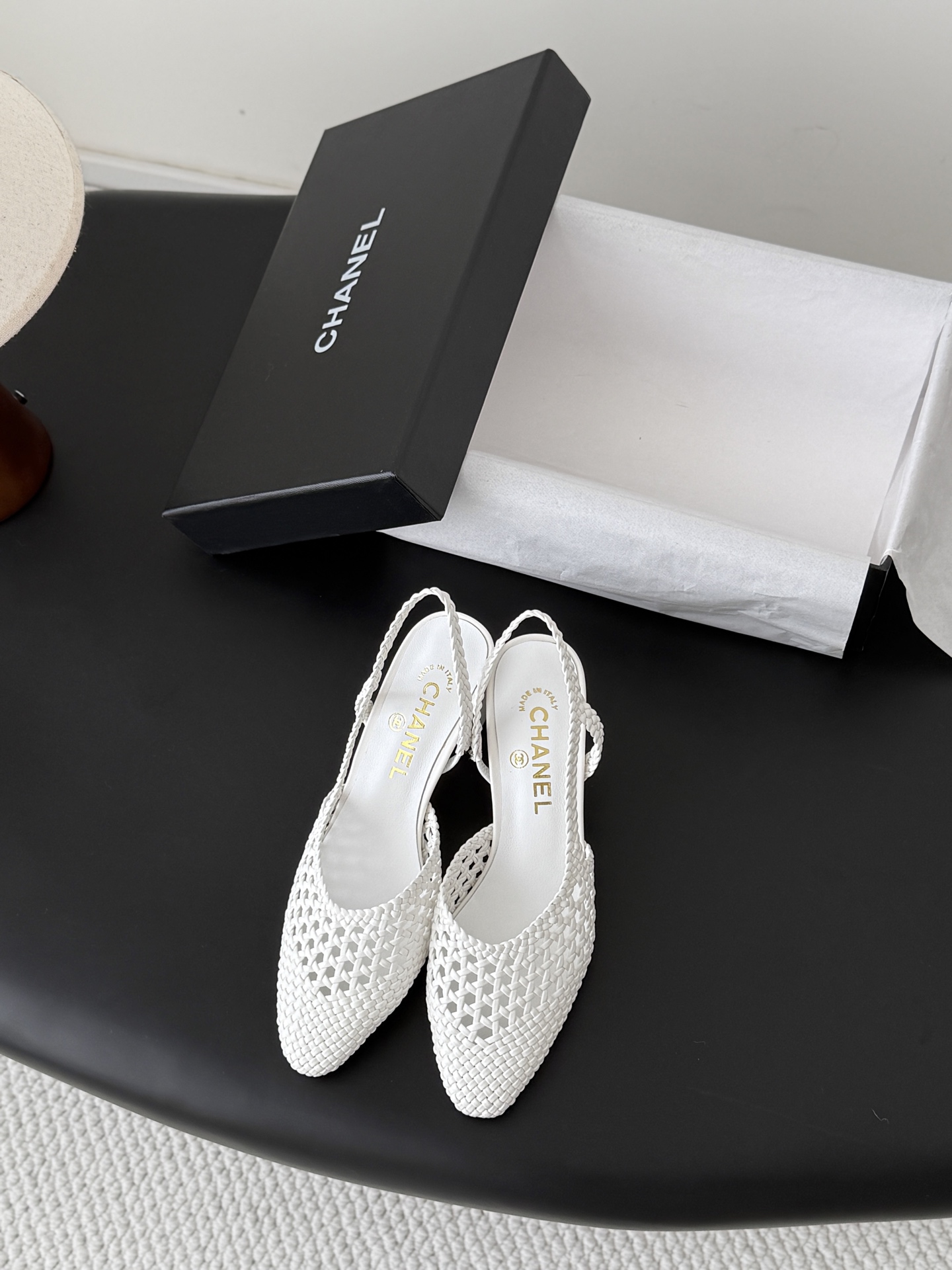 NO:787264,Chanel's classic slingback sandals have been made in the past few years. This year we re-purchased a new version and carefully coyed it again. We found that the upper lines and body comfort of the new version have been slightly adjusted!  The brand will not tell you, because the overall appearance is not much different, and it does not affect the wear. All colors now produced are produced according to the latest styles!  What you buy is the latest classic model from the counter. It is made of imported mixed sheepskin surface material, imported mixed sheepskin, and Italian imported cowhide leather soles!  Size: 35-39 Other sizes can be customized, sandals, chanel, sandals, cowhide, sheepskin19860909Chanel 经典slingback后空凉鞋 前几年一直在做这个款 今年我们还是重新购版,再次精细coy. 发现新版面的鞋面线条和形体舒适度都做了微调！ 这个品牌方不会说的,因为总体外观区别不大,也不影响穿着.现在出品所有颜色都按照最新版型生产！您买到的就是专柜最新的经典款 进口混种羊皮面材质,进口混种羊皮,意大利进口牛皮鞋底！ Size:35-39 其他码数定做,凉鞋,chanel,sandals,cowhide,sheepskin,Women's Shoes