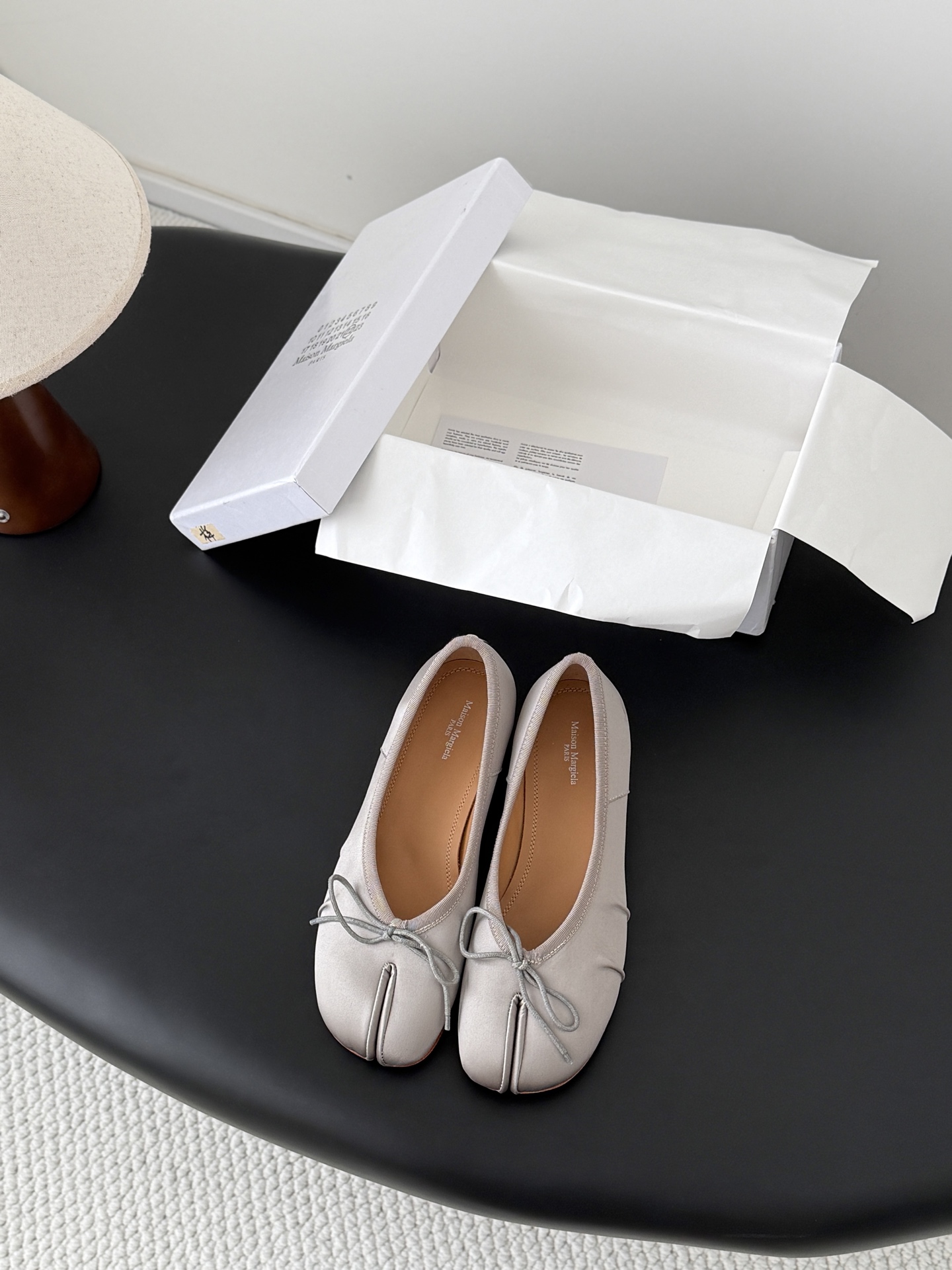 NO:789089,High quality!  Maison Margiela MM6 split-toe shoes Tabi Italian vegetable-tanned sheepskin!  Welcome to compare with the real original outsole!  Size:35-39 Other sizes are customized 119, split-toe shoes, masion margiela, sheepskin19860909高定品质！Maison Margiela MM6分趾鞋 Tabi 意产植鞣羊皮！ 欢迎对比 真正的原版大底！ Size:35-39 其他码数定做119,分趾鞋,masion margiela,sheepskin,Women's Shoes