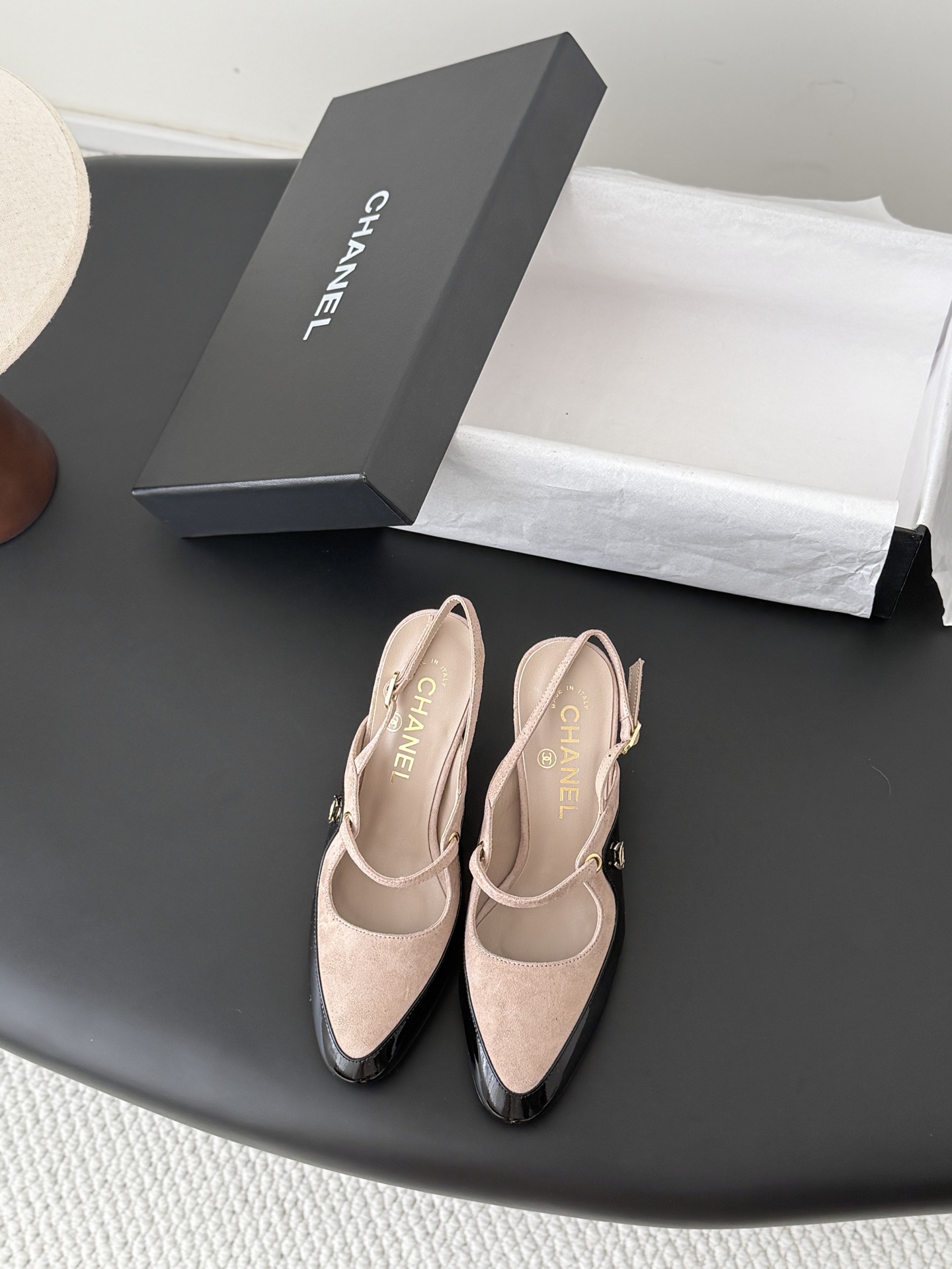 NO:789095,Chanel26 new round-toe high-heeled shoes, new style, early release, classic color matching, this year's must-have item, original development, private model hardware, genuine leather outsole, inner sheepskin Size: 35-39 (34-40-41 size customization is not returnable) 378, high heels and sandals, chanel, sandals, high heels, sheepskin, Leather soles19860909Chanel26新款圆头高跟单鞋 新款抢先发售 经典拼色 今年必爆单品 原版开发 私模五金 真皮大底 内里羊皮 Size:35-39（34-40-41码数定制不退换）378,高跟鞋凉鞋,chanel,sandals,high heels,sheepskin,Leather soles,Women's Shoes