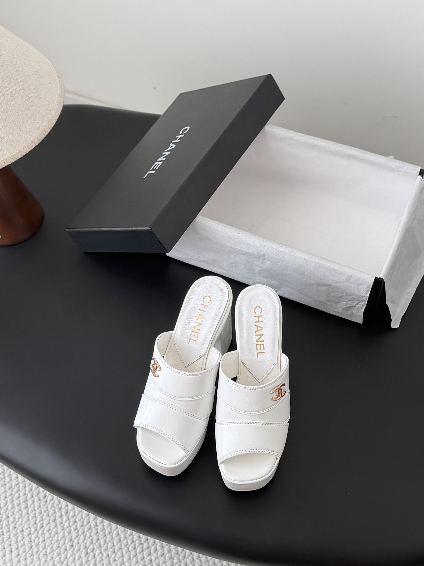 NO:787252,Chanel 26P show thick-soled platform sandals!  The upper is Yangjing, the waterproof platform is 4cm, and the heel is 12cm!  Very stable when put on!  Put on immediately 2.8 meters, sheepskin lining, original outsole. Size: 35-39 40 custom-made, high heels and slippers, chanel, sandals, high heels, slippers, sheepskin, sheep19860909Chanel 26P秀款厚底防水台凉鞋！ 鞋面羊京,防水台4cm,后跟12cm！ 上脚后很稳！穿上立马两米八 内里垫脚羊皮,原版大底. Size:35-39 40定做,高跟鞋拖鞋,chanel,sandals,high heels,slippers,sheepskin,sheep,Women's Shoes