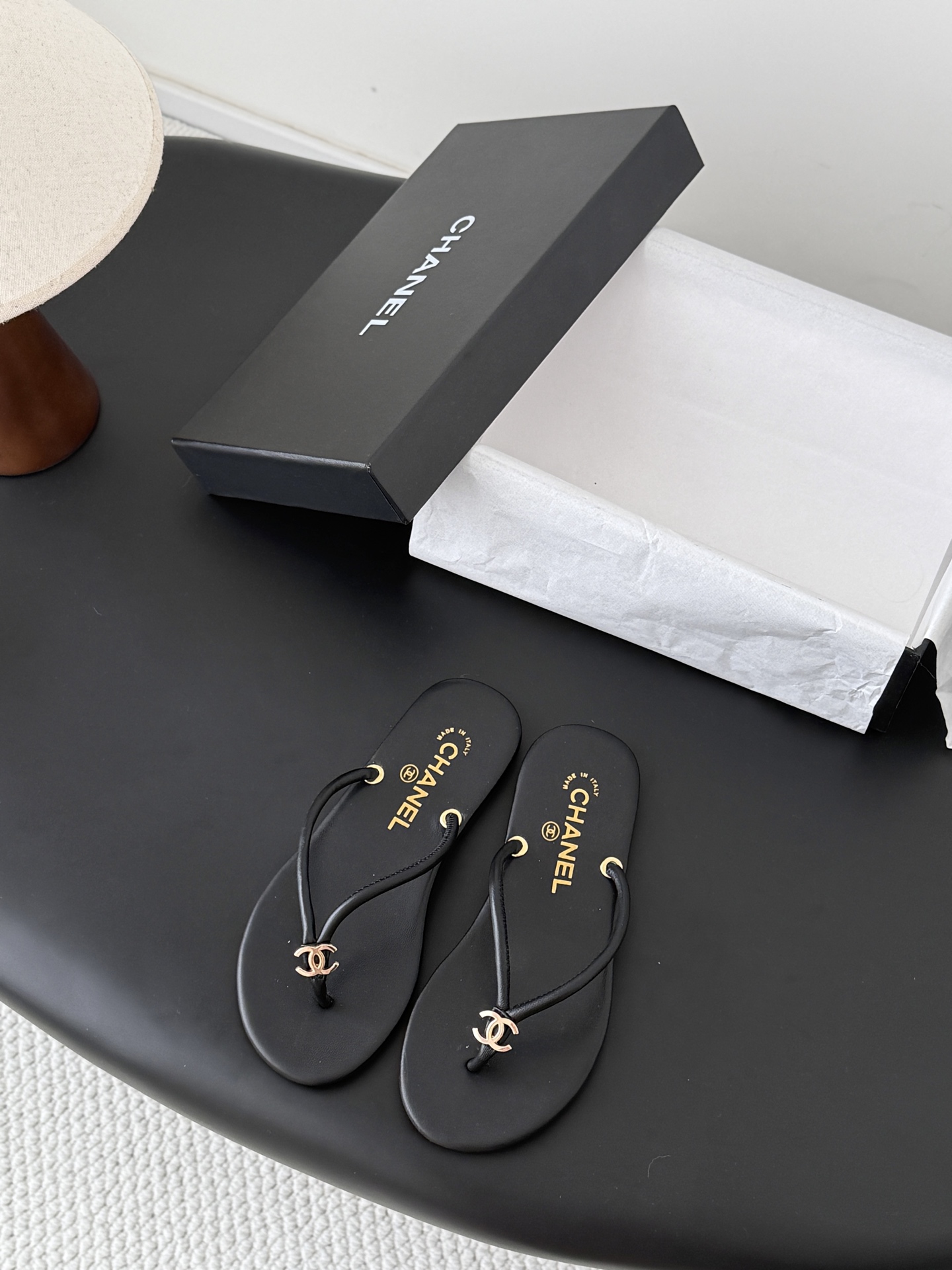 NO:787249,Chanel26 new early spring flip-flops. Small fragrant slippers that exude lasting charm. Recommended by many celebrities. Simple and easy to match. Genuine leather outsole Size: 35-39 (other sizes are not returnable), split-toe shoes, chanel, slippers, Leather soles19860909Chanel26早春新款夹脚凉拖 散发持久魅力的小香拖鞋 众多明星纷纷推荐 简单好搭配 真皮大底 Size:35-39（其他码数定制不退换）,分趾鞋,chanel,slippers,Leather soles,Women's Shoes