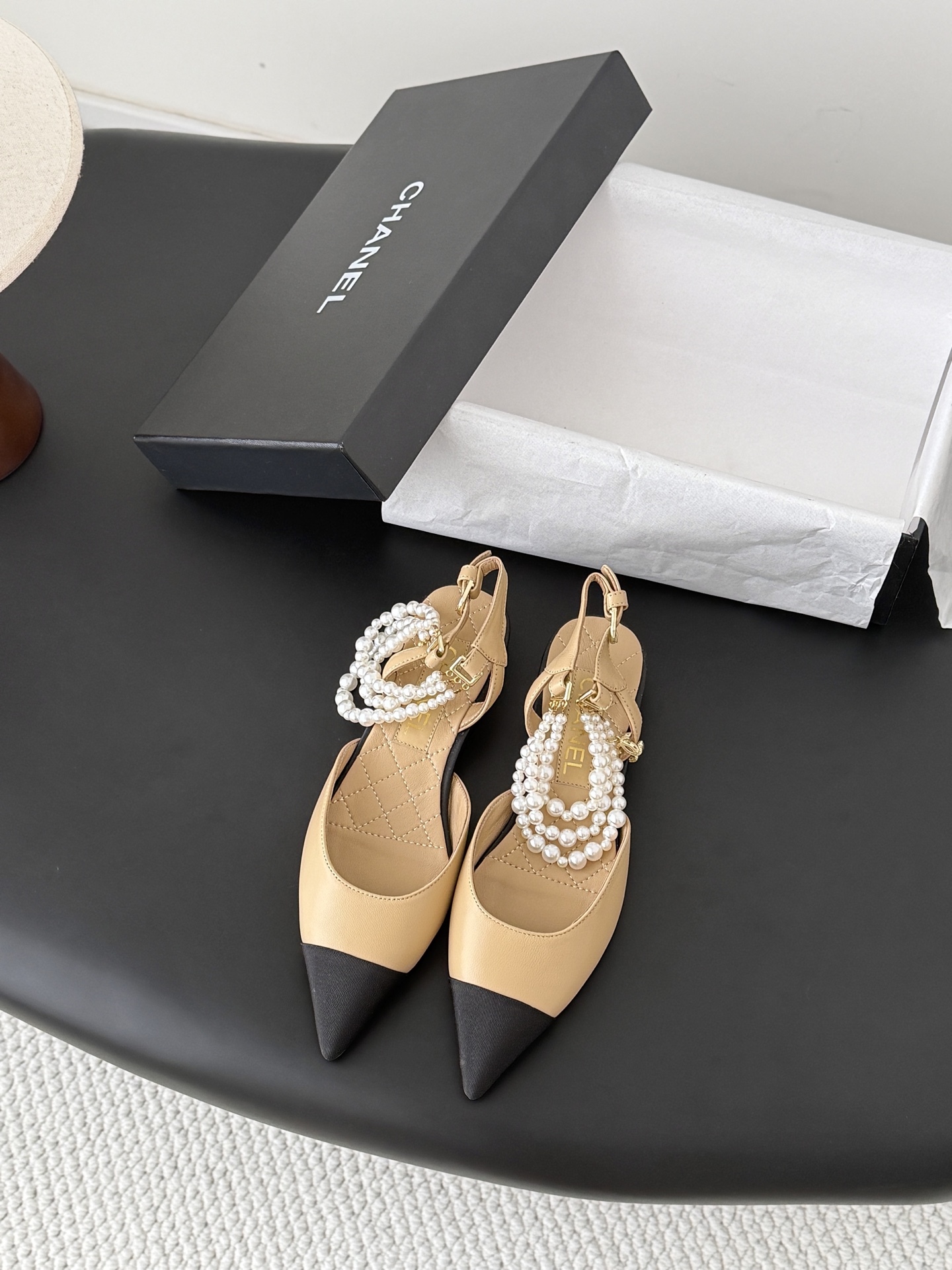 NO:787794,Chanel 26 new pearl Mary Jane shoes, the leather texture is super good, and the upper foot is delicate~ Calf leather upper, sheepskin lining, leather outsole!  Size: 35-39 Other sizes are determined, sandals, chanel, sandals, mary jane, cowhide, sheepskin, Leather soles19860909Chanel 26新款珍珠玛丽珍单鞋 皮料质感超好,上脚秀气～ 鞋面小牛皮,内里羊皮,真皮大底！ Size:35-39 其它码数定,凉鞋,chanel,sandals,mary jane,cowhide,sheepskin,Leather soles,Women's Shoes