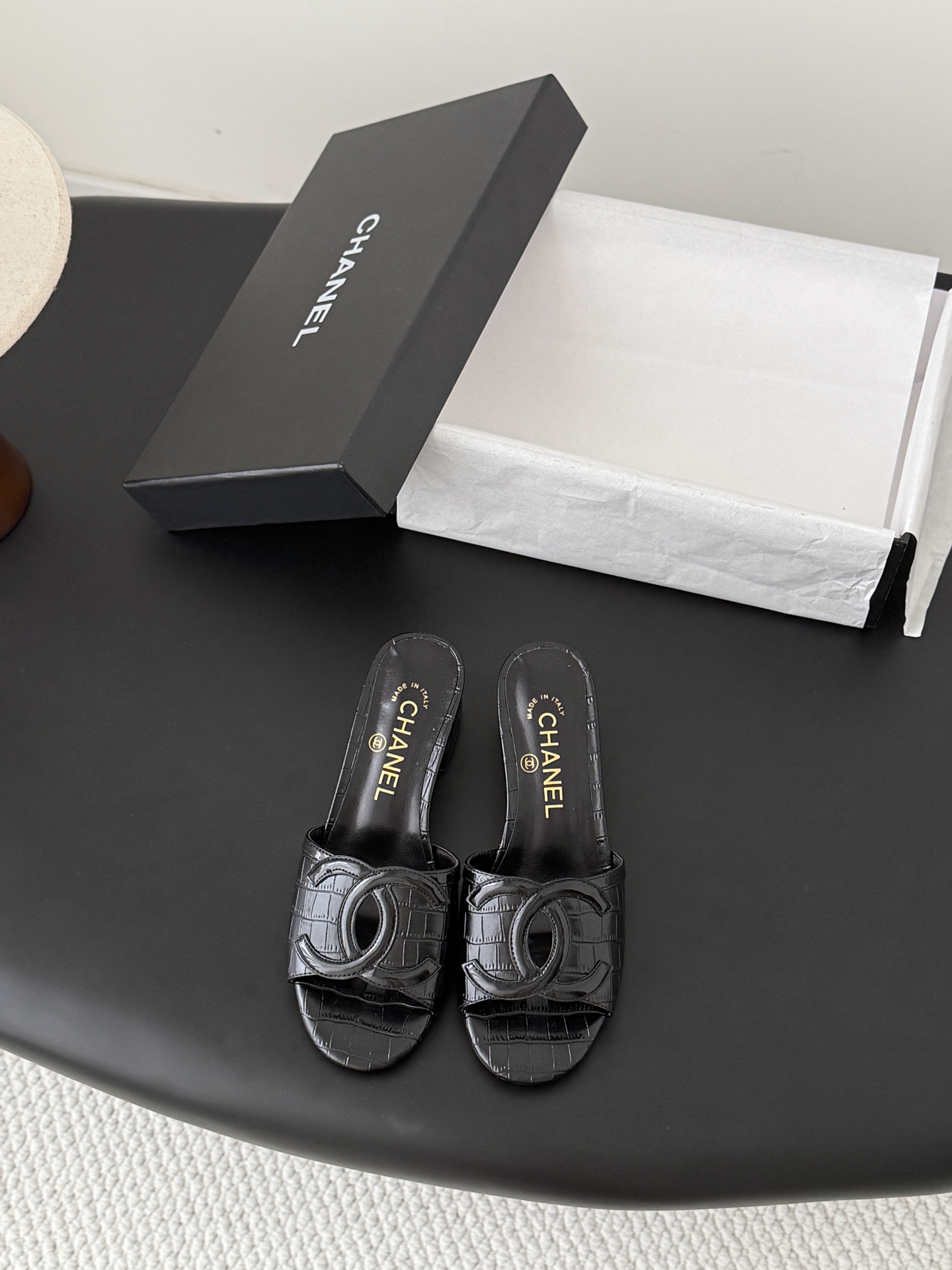 NO:789097,Chanel 26P new double C flip-flops. This series is really amazing. How come they are so beautiful!  Summer is really an invincible combination that can be salty or sweet~ Cowhide upper, lambskin lining, original outsole, size 35-39 (customized 40/41) 30, slippers, chanel, slippers, cowhide, sheepskin19860909Chanel 26P新品双C人字拖鞋 这一系列这真的是绝了 怎么会这么美！ 夏天真的是无敌搭配可盐可甜～ 鞋面牛皮 内里是小羊皮 原版大底 码数35-39（40/41定制）30,拖鞋,chanel,slippers,cowhide,sheepskin,Women's Shoes
