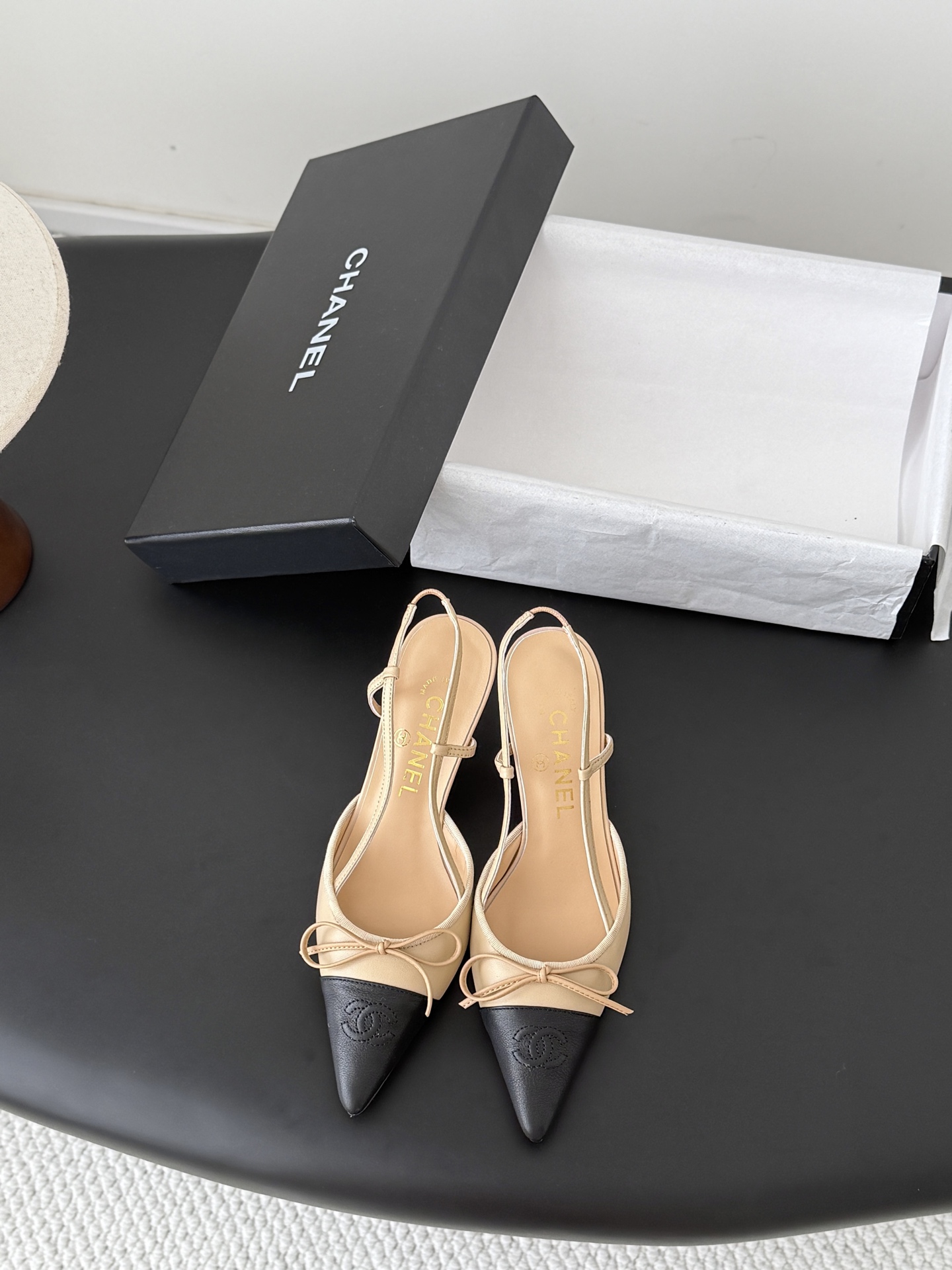 NO:787267,Chanel 26C new pointed-toe shoes. It’s hard not to love the beautiful Mary Jane series. Upper cowhide/suede, lining sheepskin, genuine leather outsole, original molded hardware. Size: 35-39. Customized other sizes, high heels and sandals, chanel, sandals, mary jane, high heels, cowhide, sheepskin, chamois leather, Leather soles.19860909Chanel 26C新款尖头单鞋 绝美玛丽珍系列很难不爱 鞋面牛皮/麂皮 内里羊皮 真皮大底 原版开模五金 Size:35-39 其他码数定做,高跟鞋凉鞋,chanel,sandals,mary jane,high heels,cowhide,sheepskin,chamois leather,Leather soles,Women's Shoes