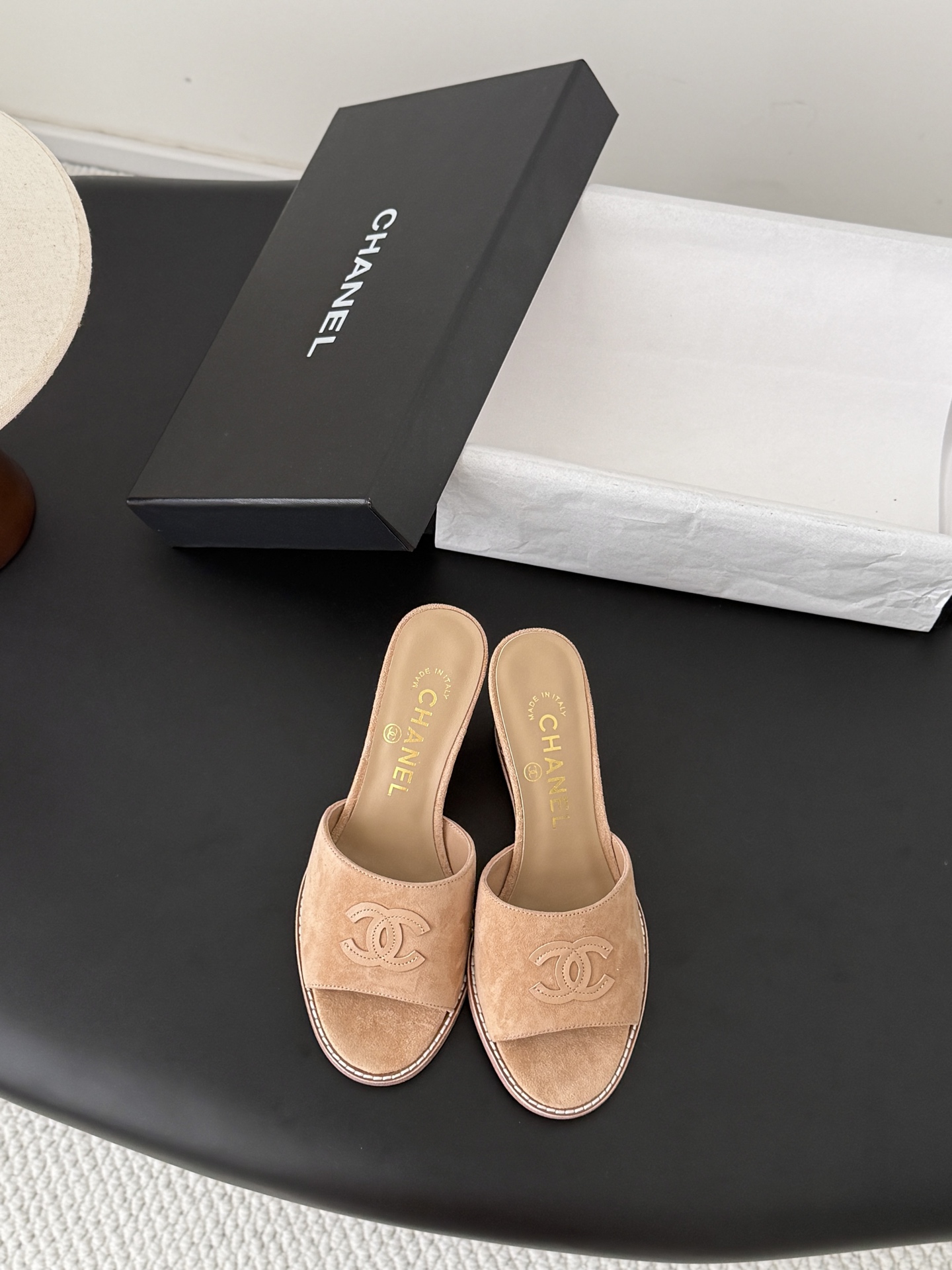 NO:789084,Chanel 26P new wedge-heeled slippers, simple and versatile!  Upper cowhide/suede, molded hardware buckle, leather outsole Size: 35-39, other sizes are set at 378, high heels slippers, chanel, high heels, slippers, cowhide, chamois leather, Leather soles19860909Chanel 26P新款坡跟拖鞋 简约百搭款！ 鞋面牛皮/麂皮 开模五金扣 真皮大底 Size:35-39 其他码数定378,高跟鞋拖鞋,chanel,high heels,slippers,cowhide,chamois leather,Leather soles,Women's Shoes