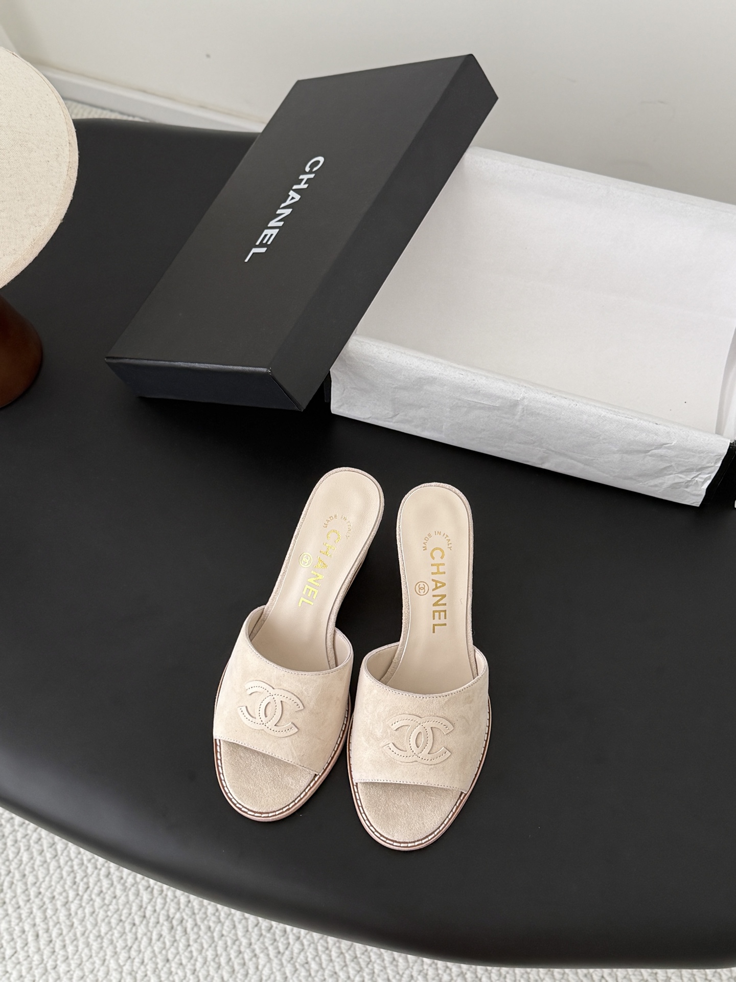 NO:789085,Chanel 26P new wedge-heeled slippers, simple and versatile!  Upper cowhide/suede, molded hardware buckle, leather outsole Size: 35-39 Other sizes are determined, high heels slippers, chanel, high heels, slippers, cowhide, chamois leather, Leather soles19860909Chanel 26P新款坡跟拖鞋 简约百搭款！ 鞋面牛皮/麂皮 开模五金扣 真皮大底 Size:35-39 其他码数定,高跟鞋拖鞋,chanel,high heels,slippers,cowhide,chamois leather,Leather soles,Women's Shoes