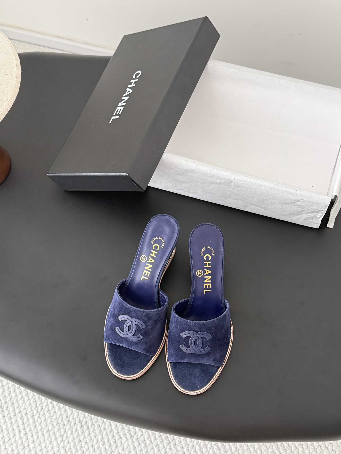 NO:789087,Chanel 26P new wedge-heeled slippers, simple and versatile!  Upper cowhide/suede, molded hardware buckle, leather outsole Size: 35-39, other sizes are set at 378, high heels slippers, chanel, high heels, slippers, cowhide, chamois leather, Leather soles19860909Chanel 26P新款坡跟拖鞋 简约百搭款！ 鞋面牛皮/麂皮 开模五金扣 真皮大底 Size:35-39 其他码数定378,高跟鞋拖鞋,chanel,high heels,slippers,cowhide,chamois leather,Leather soles,Women's Shoes