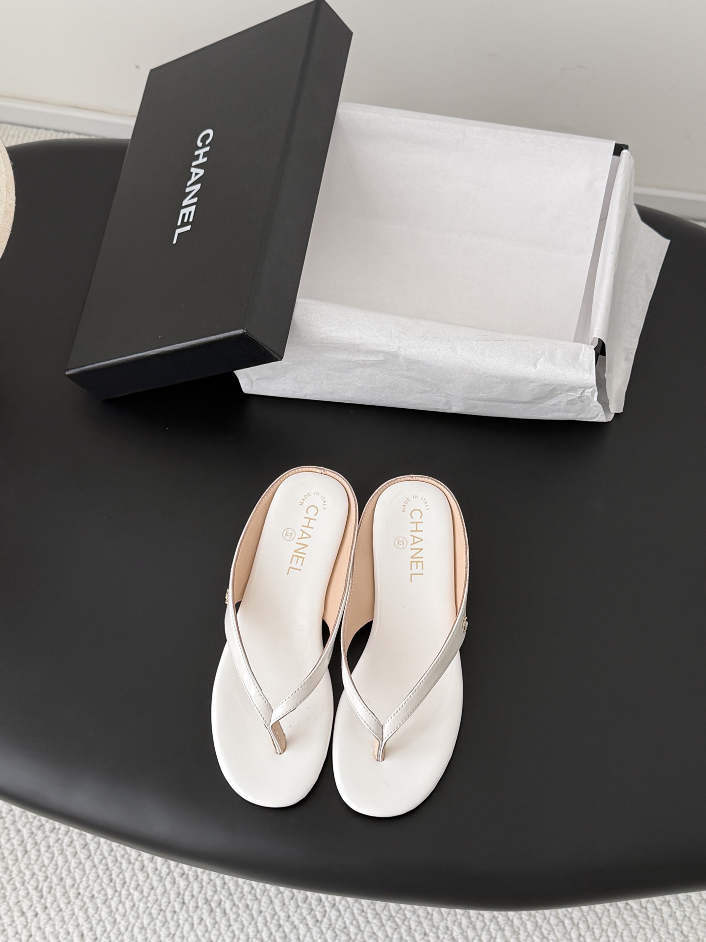 NO:789127,Chanel 26P new double C flip-flops. This series is really amazing. How come they are so beautiful!  Summer is really an invincible combination that can be salty or sweet~ Cowhide upper, lambskin lining, genuine leather outsole, size 35-39 (customized 40/41) 378, split-toe shoes, chanel, slippers, cowhide, sheepskin, Leather soles19860909Chanel 26P新品双C人字拖鞋 这一系列这真的是绝了 怎么会这么美！ 夏天真的是无敌搭配可盐可甜～ 鞋面牛皮 内里是小羊皮 真皮大底 码数35-39（40/41定制）378,分趾鞋,chanel,slippers,cowhide,sheepskin,Leather soles,Women's Shoes