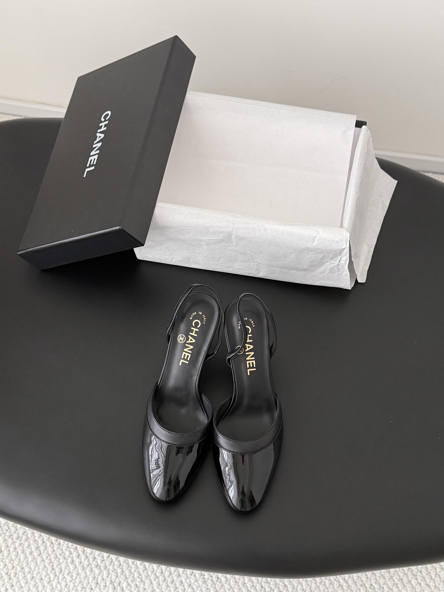 NO:789120,Chanel 26c new Mary Jane thick heel shoes, the leather texture is first-class, super elegant!  Patent leather toe design, sheepskin lining, and original outsole!  Size: 35-39 (other sizes are non-refundable) 378, high heels and sandals, chanel, sandals, mary jane, high heels, sheepskin19860909Chanel 26c新款玛丽珍粗跟单鞋 皮料质感一流,超显气质！ 鞋头漆皮设计,内里羊皮,原版大底！ Size:35-39（其它码数定制不退换）378,高跟鞋凉鞋,chanel,sandals,mary jane,high heels,sheepskin,Women's Shoes