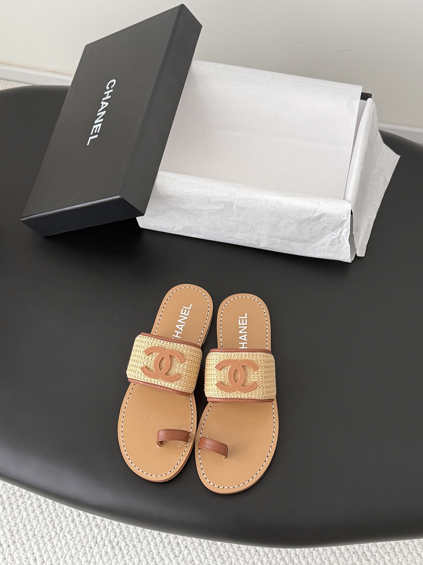 NO:787262,Chanel26 new early spring flip-flops. Small fragrant slippers that exude lasting charm. Recommended by many celebrities. Simple and easy to match. Size: 35-39 (other sizes cannot be returned or exchanged), split-toe shoes, chanel, slippers19860909Chanel26早春新款夹脚凉拖 散发持久魅力的小香拖鞋 众多明星纷纷推荐 简单好搭配 Size:35-39（其他码数定制不退换）,分趾鞋,chanel,slippers,Women's Shoes