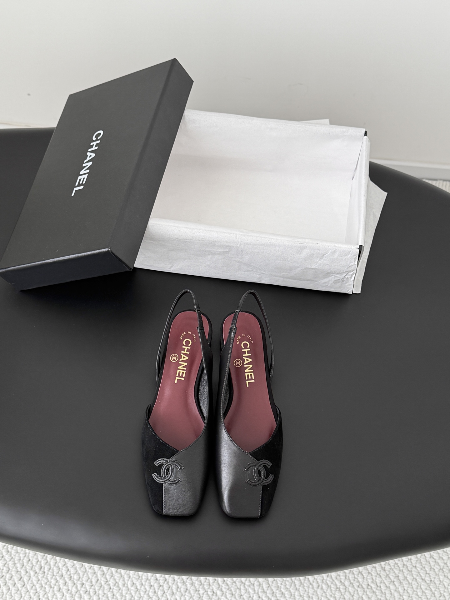 NO:787259,Chanel 26K new spring and summer shoes have the usual elegant and ladylike temperament of Grandma Xiang’s family and are full of high-end sense!  Very nice on the feet ~ very versatile!  Incomparably beautiful!  Size35-39 (other sizes are not returnable or exchangeable), high heels and slippers, chanel, high heels, slippers19860909Chanel 26K春夏新品单鞋 香奶奶家一贯的优雅名媛气质 高级感十足！上脚非常nice～ 非常百搭！无敌美！ Size35-39（其他码数定制不退换）,高跟鞋拖鞋,chanel,high heels,slippers,Women's Shoes