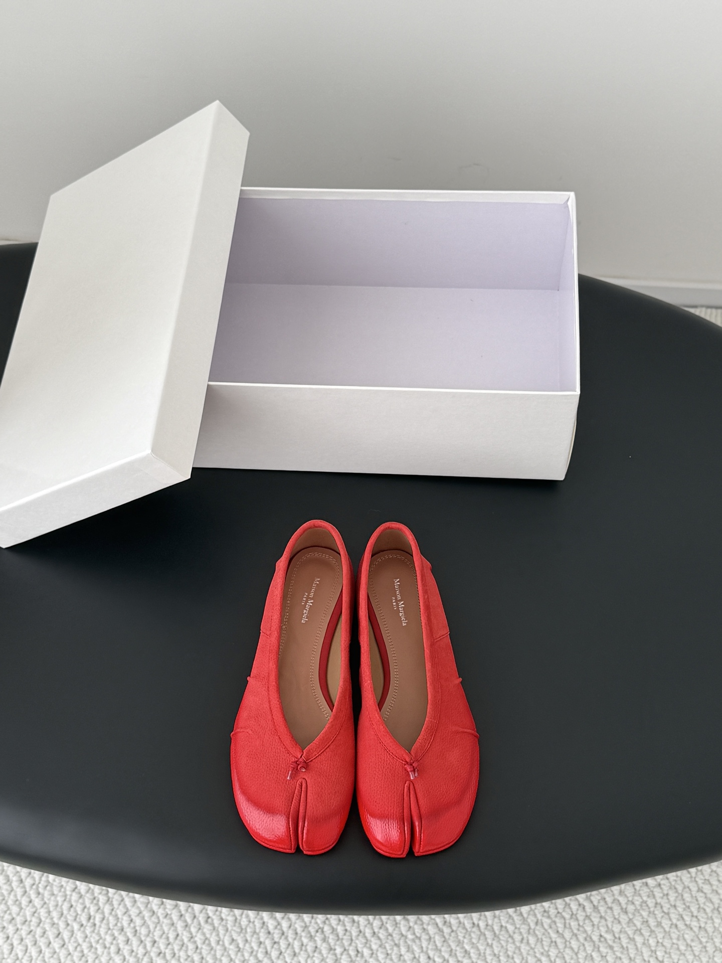 NO:787253,High quality!  Maison Margiela MM6 split-toe shoes Tabi Italian vegetable-tanned sheepskin!  Welcome to compare with the real original outsole!  Size:35-39 Other sizes can be customized, split-toe shoes, masion margiela, sheepskin19860909高定品质！Maison Margiela MM6分趾鞋 Tabi 意产植鞣羊皮！ 欢迎对比 真正的原版大底！ Size:35-39 其他码数定做,分趾鞋,masion margiela,sheepskin,Women's Shoes