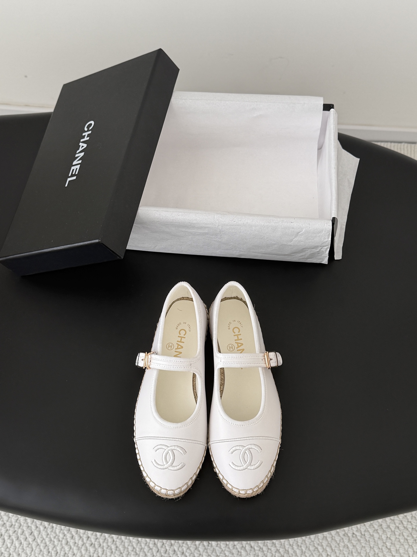 NO:789111,Chanel 26P new spring Mary Jane fisherman shoes are worn by many celebrity bloggers. They are a must-have pair for spring and summer. Minimalist style prevails, simple yet individual. Don’t look too good when paired with jeans!  116 Size: 35-39 (other sizes are not returnable or exchangeable), fisherman shoes, chanel, mary jane, espadrilles, jeans19860909Chanel 26P春季新款玛丽珍渔夫鞋 超多明星博主上脚,春夏必备的一双 极简风当道,简单不失个性 搭配牛仔裤不要太好看！116 Size:35-39（其他码数定做不退换）,渔夫鞋,chanel,mary jane,espadrilles,jeans,Women's Shoes