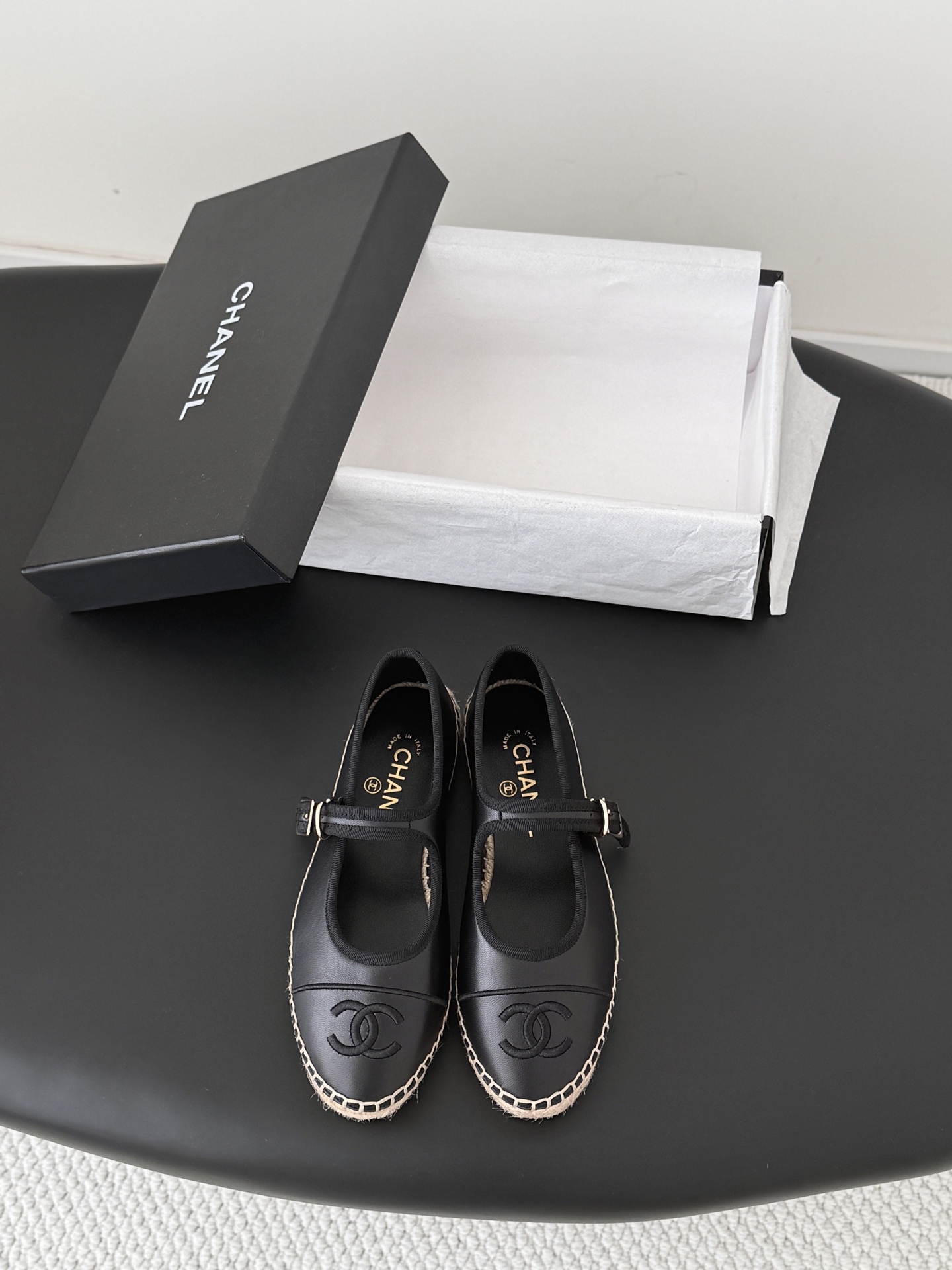 NO:789114,Chanel 26P new spring Mary Jane fisherman shoes are worn by many celebrity bloggers. They are a must-have pair for spring and summer. Minimalist style prevails, simple yet individual. Don’t look too good when paired with jeans!  Size: 35-39 (other sizes are not returnable or exchangeable), fisherman shoes, chanel, mary jane, espadrilles, jeans19860909Chanel 26P春季新款玛丽珍渔夫鞋 超多明星博主上脚,春夏必备的一双 极简风当道,简单不失个性 搭配牛仔裤不要太好看！ Size:35-39（其他码数定做不退换）,渔夫鞋,chanel,mary jane,espadrilles,jeans,Women's Shoes