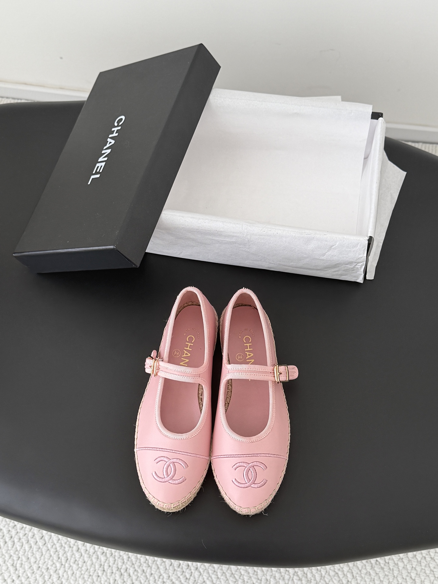 NO:789117,Chanel 26P new spring Mary Jane fisherman shoes are worn by many celebrity bloggers. They are a must-have pair for spring and summer. Minimalist style prevails, simple yet individual. Don’t look too good when paired with jeans!  116 Size: 35-39 (other sizes are not returnable or exchangeable), fisherman shoes, chanel, mary jane, espadrilles, jeans19860909Chanel 26P春季新款玛丽珍渔夫鞋 超多明星博主上脚,春夏必备的一双 极简风当道,简单不失个性 搭配牛仔裤不要太好看！116 Size:35-39（其他码数定做不退换）,渔夫鞋,chanel,mary jane,espadrilles,jeans,Women's Shoes