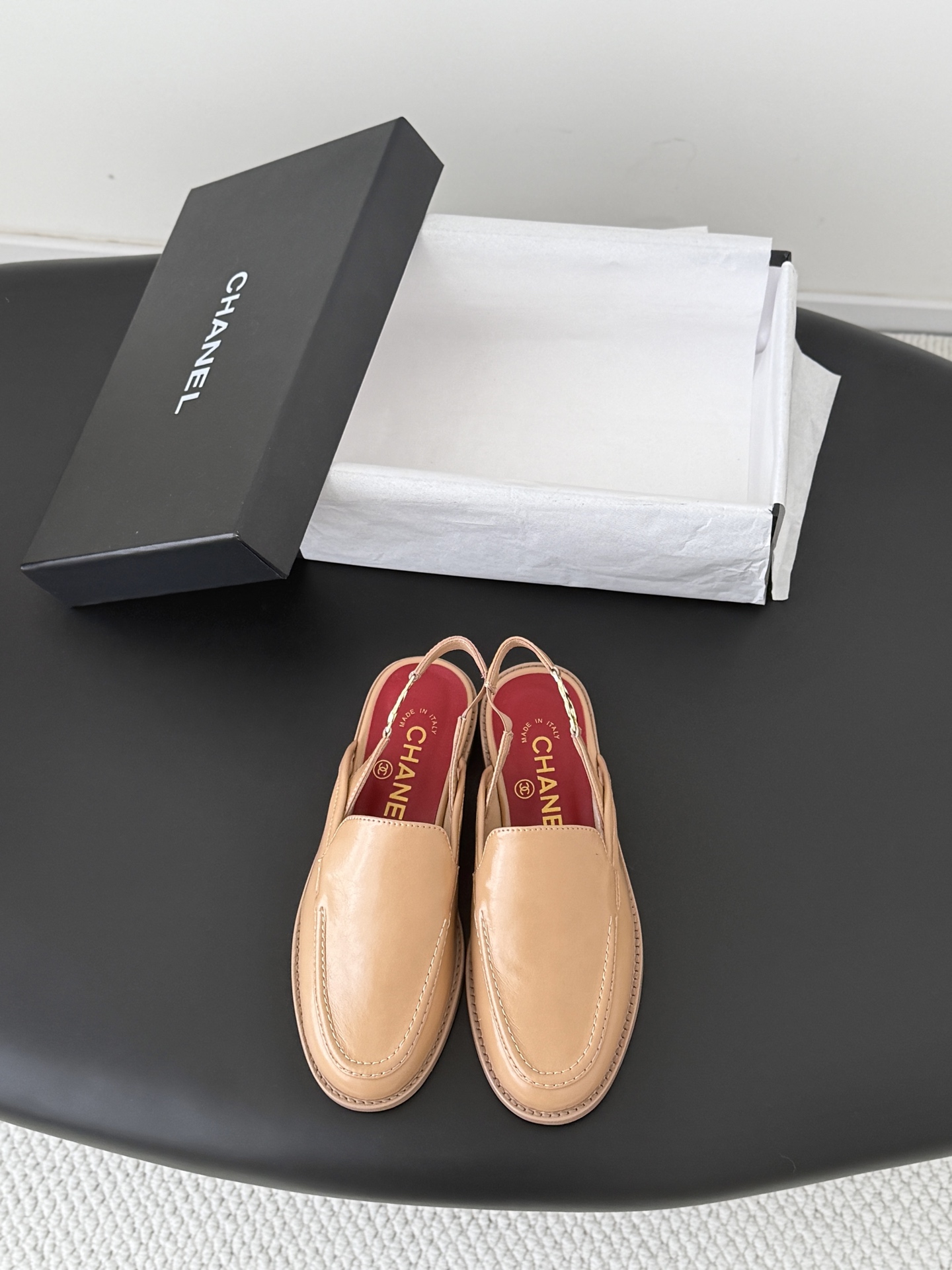 NO:787250,Chanel's new double C buckle loafers. The return of the double C buckle design. Special Vintage. Full of retro flavor. Loafers have also grown to the aesthetic point. Sheepskin lining. Original outsole. Size: 35-39. Other sizes are customized and non-refundable. Loafers and sandals, chanel, loafers, sandals, sheepskin19860909Chanel新款双C扣乐福鞋 回归的双C扣设计 特别Vintage 复古味十足 乐福鞋也长到了审美上 内里羊皮 原版大底 Size:35-39 其他码数定做不退换,乐福鞋凉鞋,chanel,loafers,sandals,sheepskin,Women's Shoes