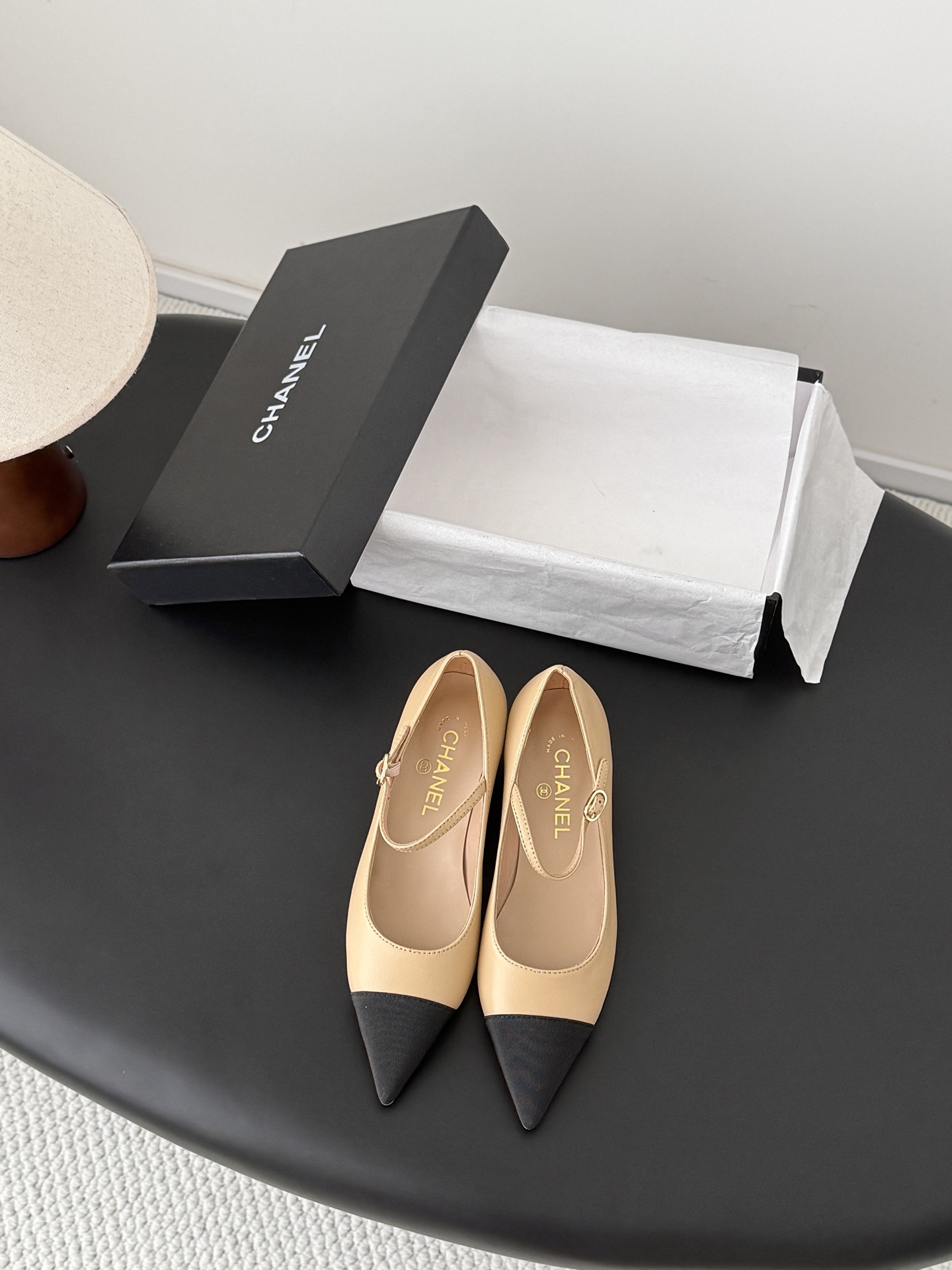 NO:789199,Chanel 26C new pointed-toe shoes. It’s hard not to love the beautiful Mary Jane series. Upper cowhide/patent leather. Sheepskin lining. Genuine leather outsole. Original molded hardware. Size: 35-39. Customized other sizes, single shoes, chanel, mary jane, cowhide, sheepskin, Leather soles.19860909Chanel 26C新款尖头单鞋 绝美玛丽珍系列很难不爱 鞋面牛皮/漆皮 内里羊皮 真皮大底 原版开模五金 Size:35-39 其他码数定做,单鞋,chanel,mary jane,cowhide,sheepskin,Leather soles,Women's Shoes