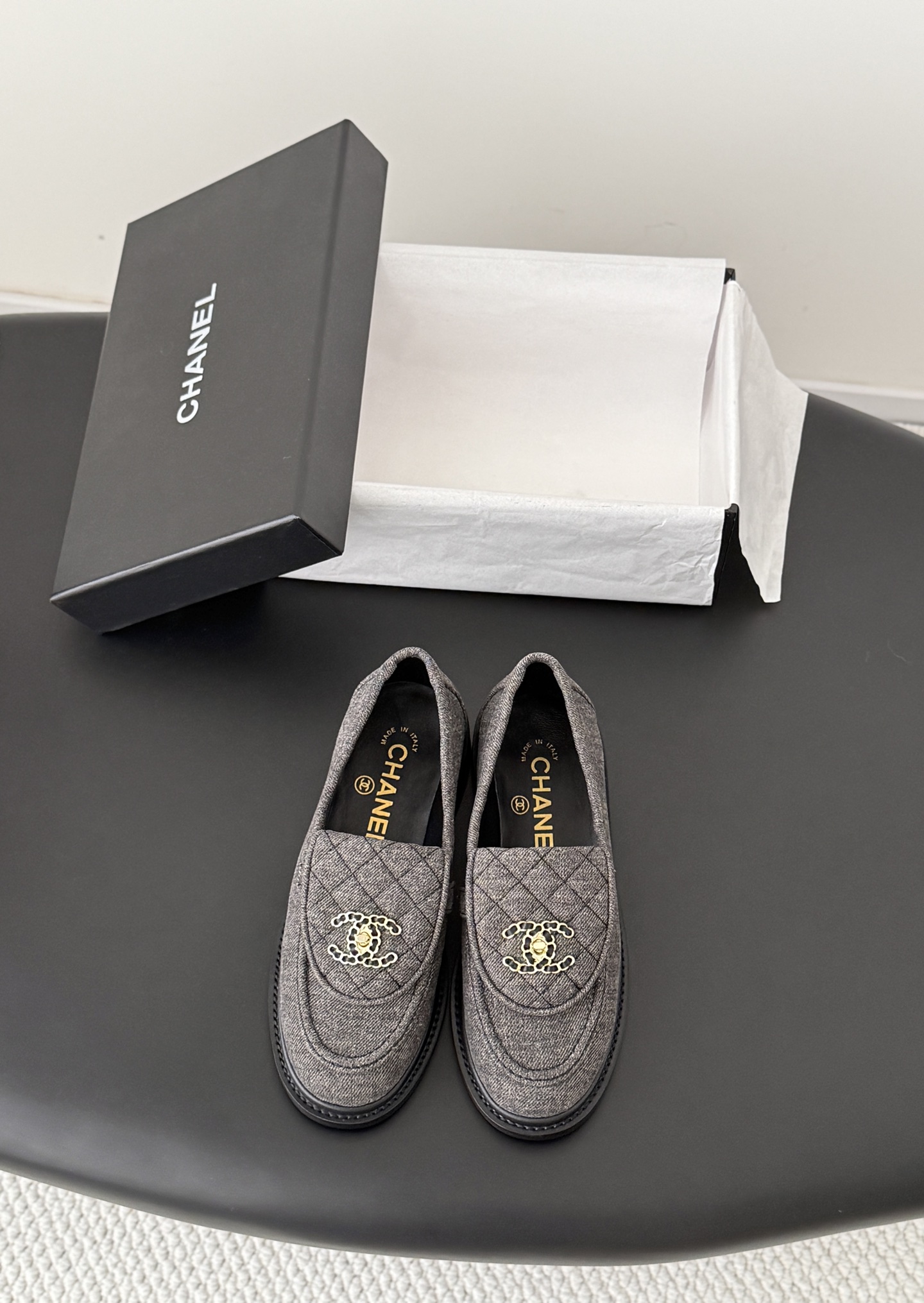 NO:789209,Chanel 25K schoolbag buckle shoes, classic schoolbag buckle design~ Upper cowhide/cloth, lining sheepskin, genuine leather outsole Size35-39, other sizes customized, loafers and half slippers, chanel, loafers, cowhide, sheepskin, Leather soles19860909Chanel 25K书包扣单鞋 经典的书包扣设计经典～ 鞋面牛皮/布 内里垫脚羊皮 真皮大底 Size35-39 其它码数定做,乐福鞋半拖,chanel,loafers,cowhide,sheepskin,Leather soles,Women's Shoes