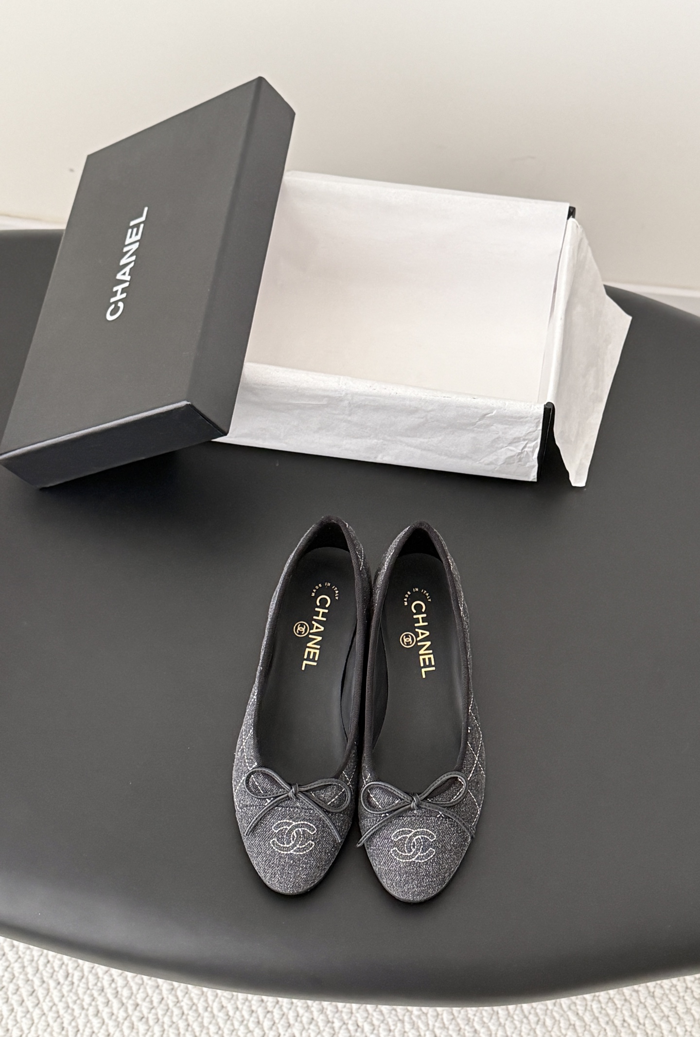 NO:789203,Chanel 26S new color ballet shoes, original 1:1 replica, a classic among classics, perfect whether paired with trousers or skirts. The small round toe design is very good at modifying the foot shape, a must-have for little fairies!  Size 35-39 Other sizes customized, ballet shoes, chanel, skirts19860909Chanel 26S新色芭蕾舞鞋 原版1:1复刻 经典中的经典 无论搭配裤装还是裙装都是完美 小圆头的设计很好的修饰脚型 ,小仙女们必备！ 码数 35-39 其它码数定做,芭蕾舞鞋,chanel,skirts,Women's Shoes